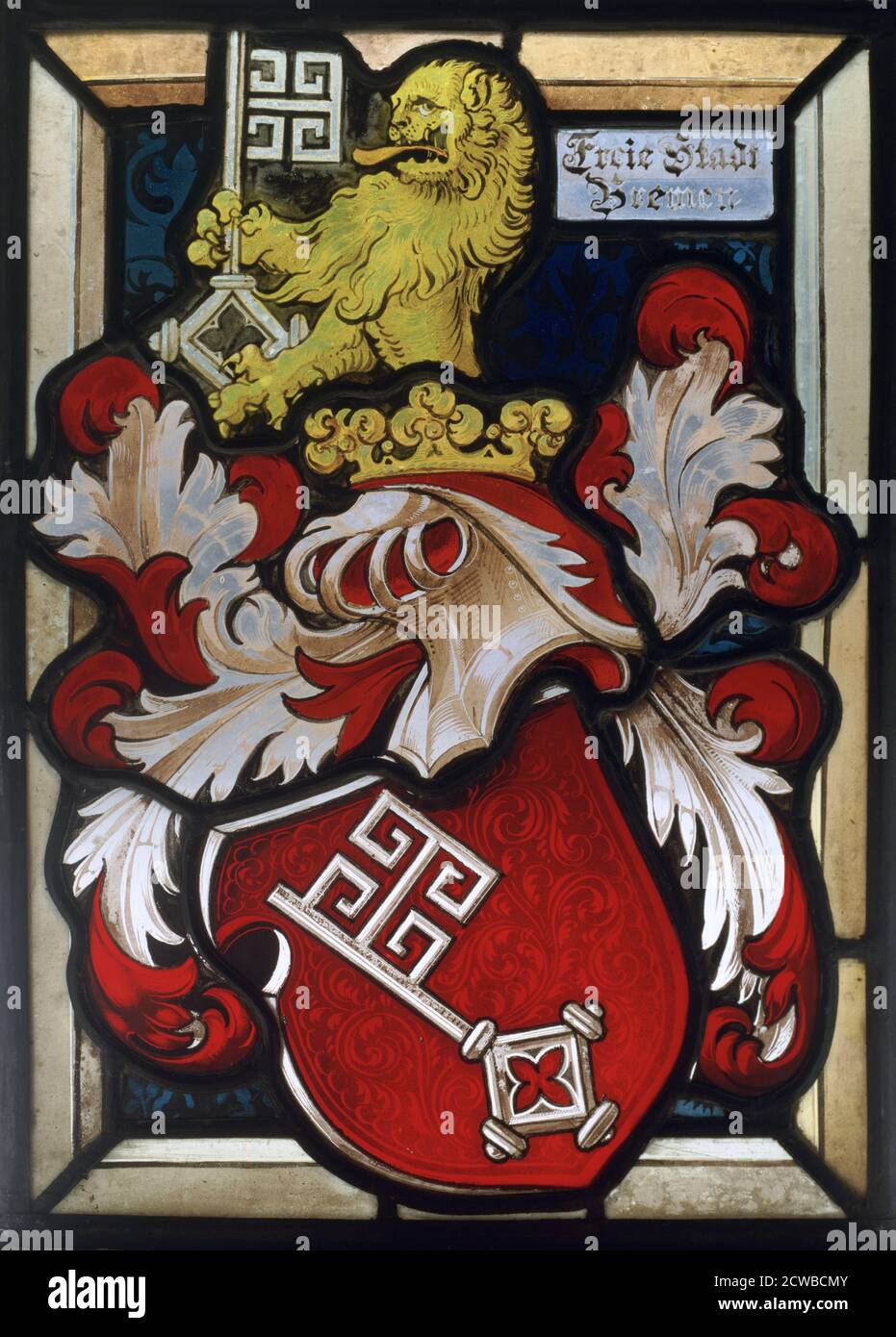 Wappen, 16. Jahrhundert. Buntglasfenster eines Wappenkeisters, das einen Löwen mit einem Schlüssel zeigt, der einen gekrönten Helm überragt. Die Inschrift bezieht sich auf die Freiheit der Stadt Bremen in Deutschland, aber der Künstler ist unbekannt. Stockfoto
