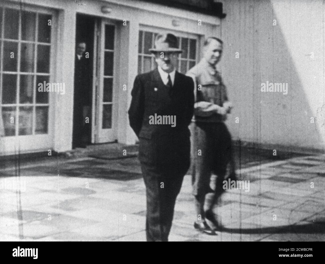 Adolf Hitler auf der Terrasse des Berghofs, seine Exerzitien in Berchtesgaden, Bayern, Deutschland, c1936-1945. Hitler erwarb den Berghof in den bayerischen Alpen, 1933 mit dem Erlös aus dem Verkauf von Kopien von Mein Kampf. Der Fotograf ist unbekannt. Stockfoto