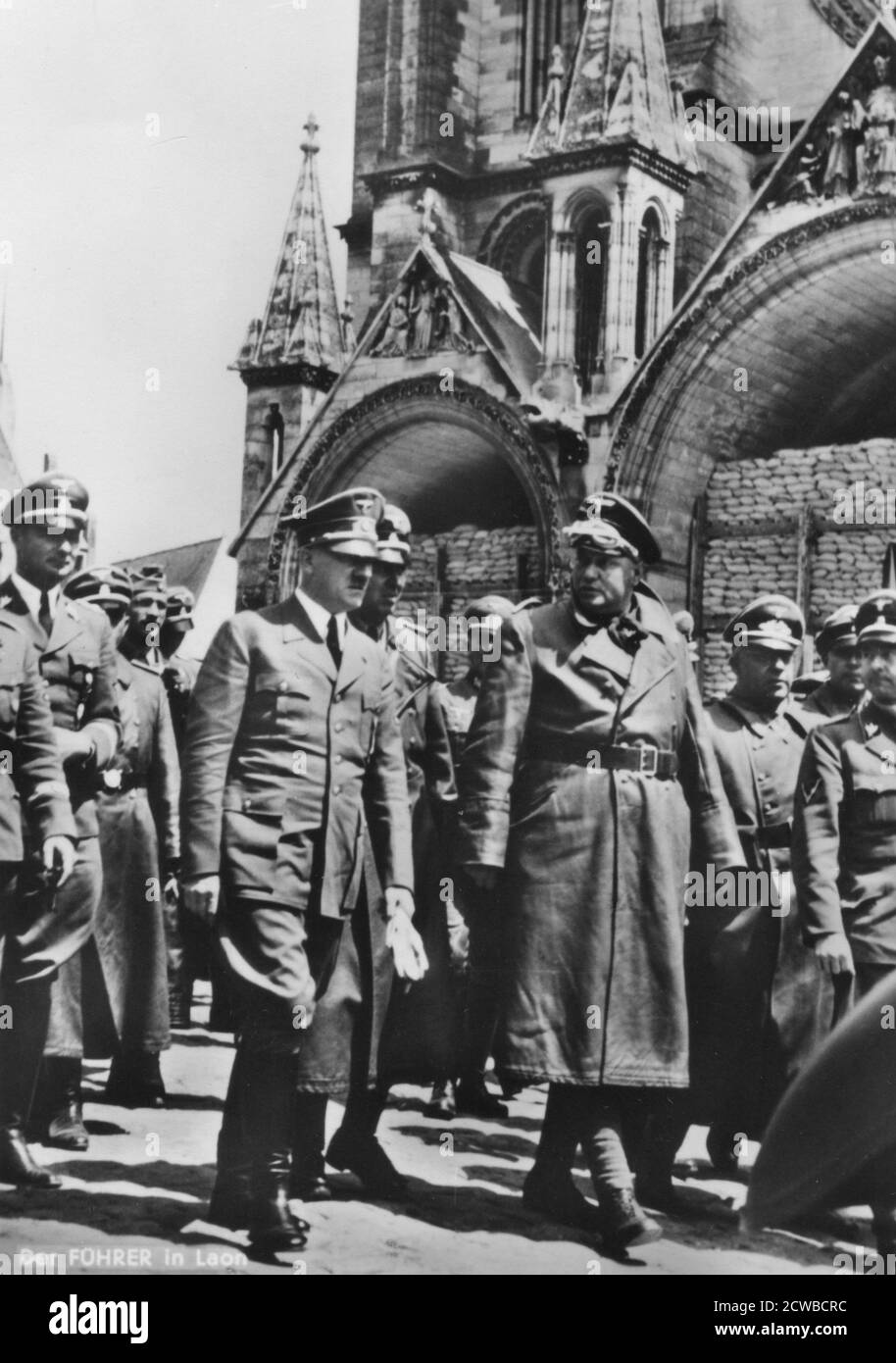 Adolf Hitler besucht die besetzte Stadt Laon, Frankreich, während des Zweiten Weltkriegs, 1940. Der Fotograf ist unbekannt. Stockfoto