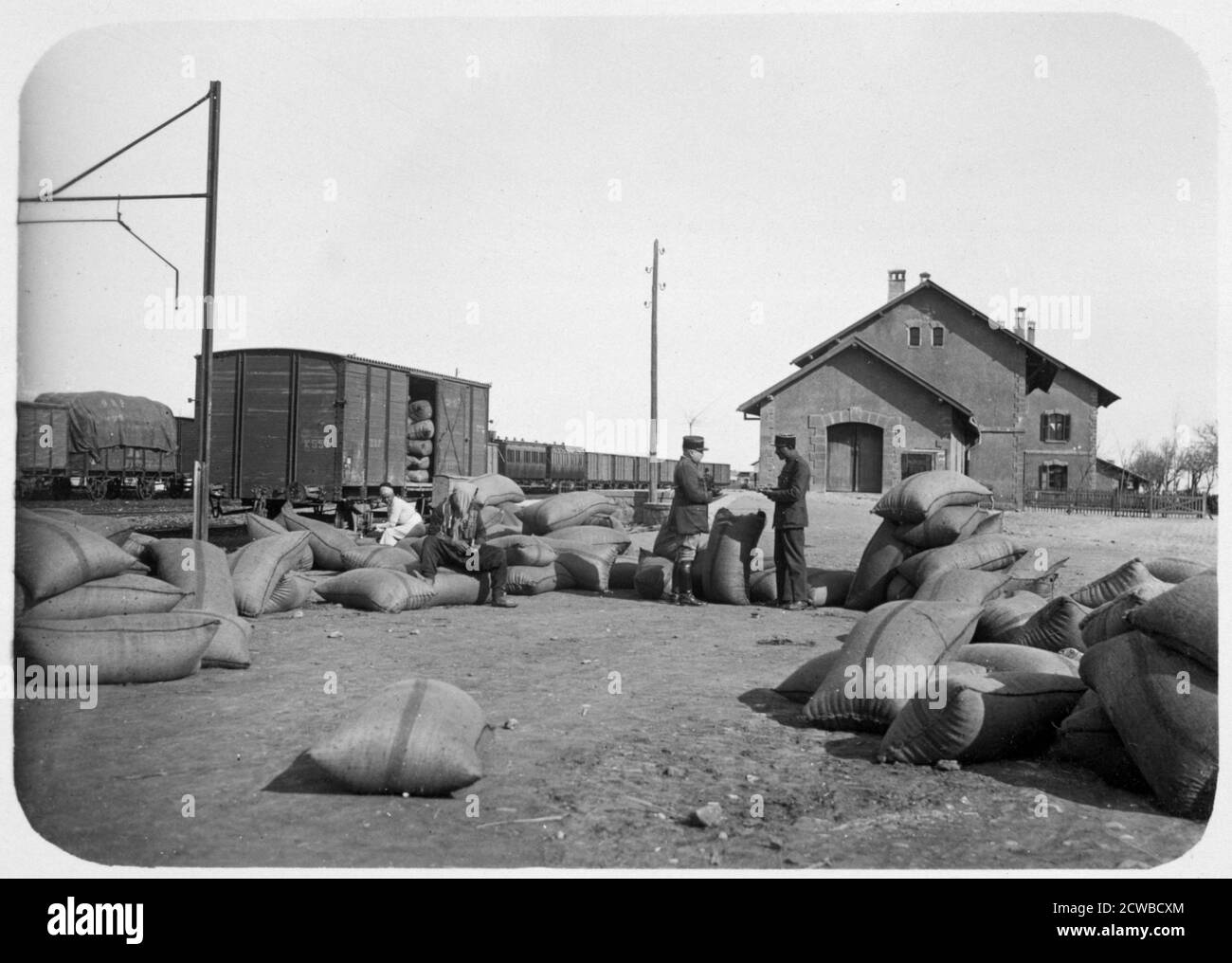 Soldaten der französischen Fremdenlegion auf einem Eisenbahnhof, Syrien, 20. Jahrhundert. Die französische Fremdenlegion wurde 1831 als Eliteeinheit ausländischer Freiwilliger gegründet. Die Hauptfunktion der Legion im 19. Und frühen 20. Jahrhundert war die Erweiterung und der Schutz der überseeischen Gebiete Frankreichs. Syrien wurde von Frankreich zwischen den beiden Weltkriegen unter den Bedingungen eines Völkerbundes Mandat regiert. Der Künstler ist unbekannt. Stockfoto Soldaten der französischen Fremdenlegion auf einem Eisenbahnhof, Syrien, 20. Jahrhundert. Die französische Fremdenlegion wurde 1831 als Eliteeinheit ausländischer Freiwilliger gegründet. Die Hauptfunktion der Legion im 19. Und frühen 20. Jahrhundert war die Erweiterung und der Schutz der überseeischen Gebiete Frankreichs. Syrien wurde von Frankreich zwischen den beiden Weltkriegen unter den Bedingungen eines Völkerbundes Mandat regiert. Der Künstler ist unbekannt. Stockfoto