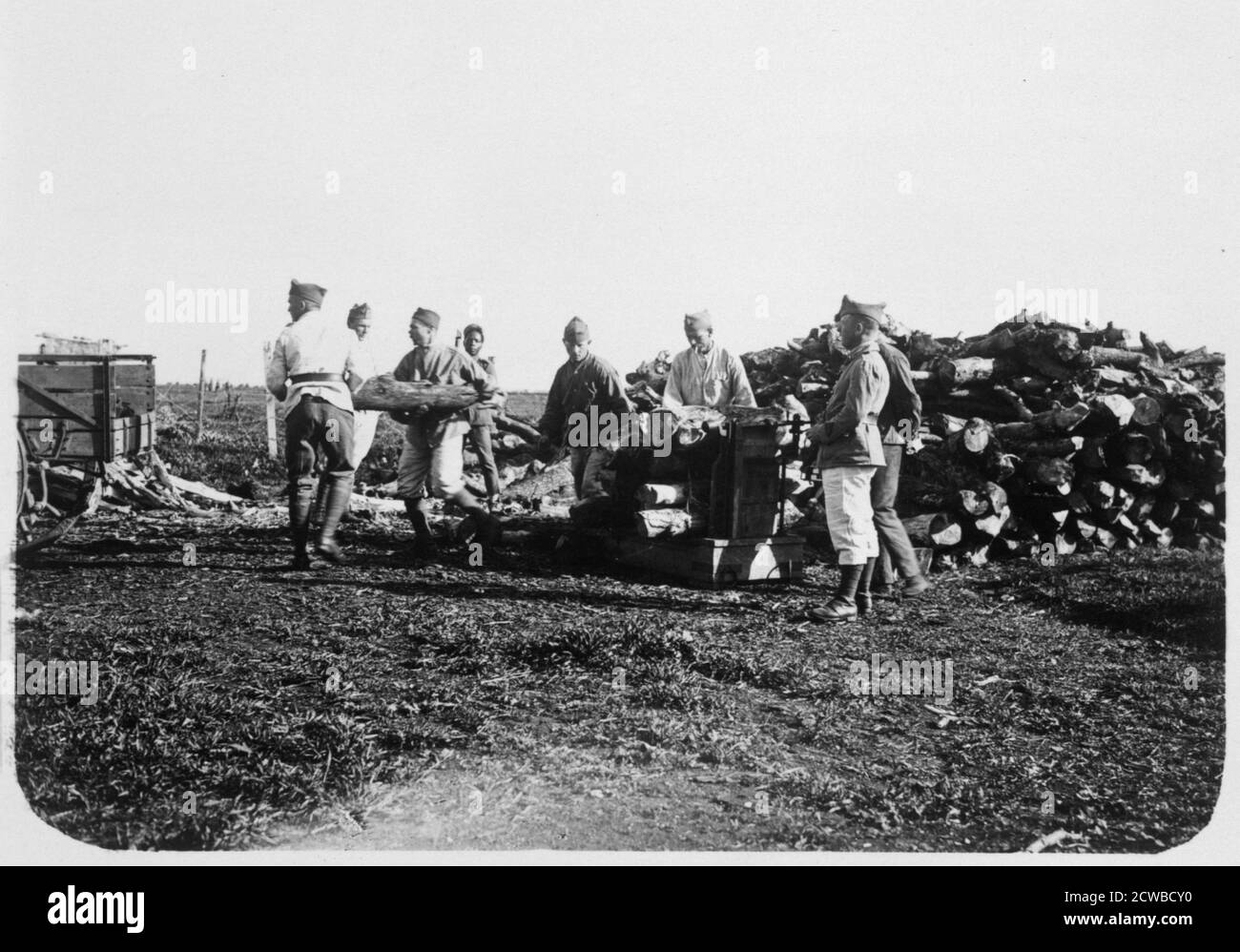 Soldaten der französischen Fremdenlegion stapeln Protokolle, Syrien, 20. Jahrhundert. Die französische Fremdenlegion wurde 1831 als Eliteeinheit ausländischer Freiwilliger gegründet. Die Hauptfunktion der Legion im 19. Und frühen 20. Jahrhundert war die Erweiterung und der Schutz der überseeischen Gebiete Frankreichs. Syrien wurde von Frankreich zwischen den beiden Weltkriegen unter den Bedingungen eines Völkerbundes Mandat regiert. Der Künstler ist unbekannt. Stockfoto Soldaten der französischen Fremdenlegion stapeln Protokolle, Syrien, 20. Jahrhundert. Die französische Fremdenlegion wurde 1831 als Eliteeinheit ausländischer Freiwilliger gegründet. Die Hauptfunktion der Legion im 19. Und frühen 20. Jahrhundert war die Erweiterung und der Schutz der überseeischen Gebiete Frankreichs. Syrien wurde von Frankreich zwischen den beiden Weltkriegen unter den Bedingungen eines Völkerbundes Mandat regiert. Der Künstler ist unbekannt. Stockfoto