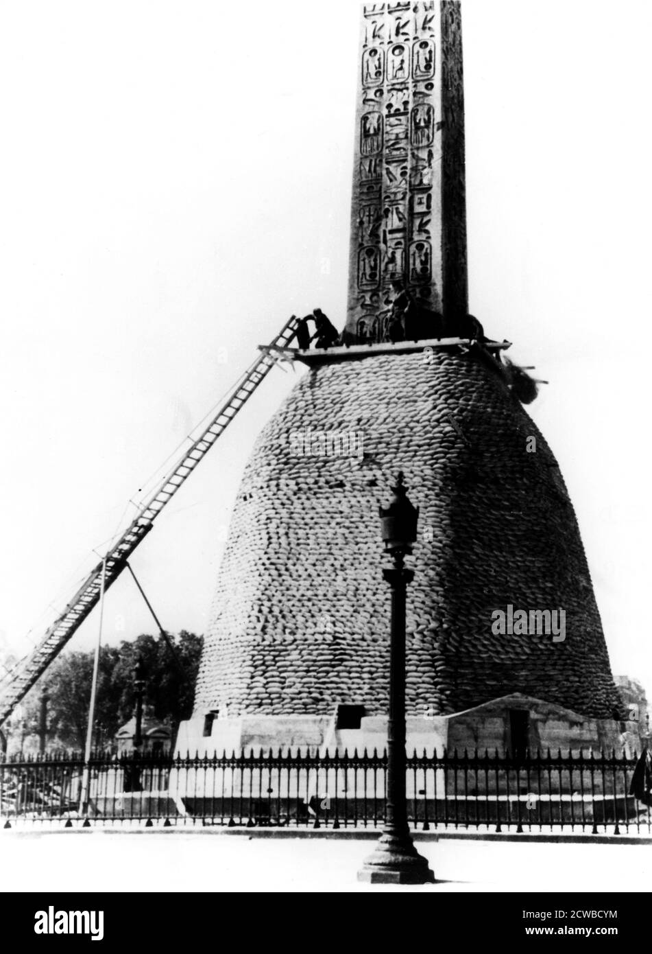 Sandsäcke zum Schutz der Basis des ägyptischen Obelisken, im deutsch besetzten Paris, 1940. Der Fotograf ist unbekannt. Stockfoto