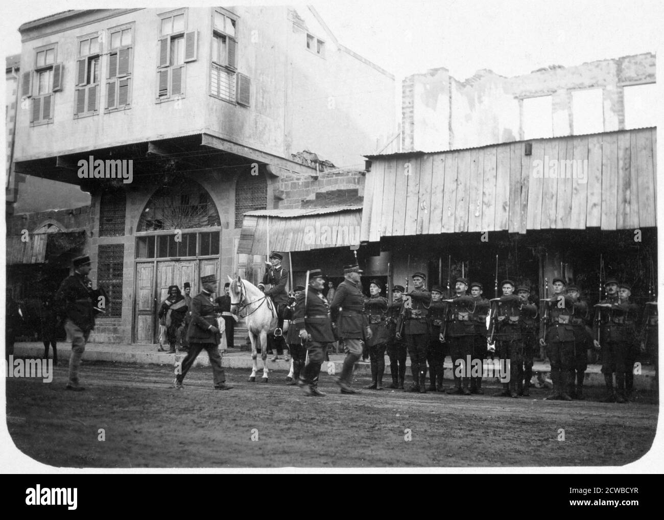 Offiziere der französischen Fremdenlegion, Syrien, 20. Jahrhundert. Die französische Fremdenlegion wurde 1831 als Eliteeinheit ausländischer Freiwilliger gegründet. Die Hauptfunktion der Legion im 19. Und frühen 20. Jahrhundert war die Erweiterung und der Schutz der überseeischen Gebiete Frankreichs. Syrien wurde von Frankreich zwischen den beiden Weltkriegen unter den Bedingungen eines Völkerbundes Mandat regiert. Der Fotograf ist unbekannt. Stockfoto Offiziere der französischen Fremdenlegion, Syrien, 20. Jahrhundert. Die französische Fremdenlegion wurde 1831 als Eliteeinheit ausländischer Freiwilliger gegründet. Die Hauptfunktion der Legion im 19. Und frühen 20. Jahrhundert war die Erweiterung und der Schutz der überseeischen Gebiete Frankreichs. Syrien wurde von Frankreich zwischen den beiden Weltkriegen unter den Bedingungen eines Völkerbundes Mandat regiert. Der Fotograf ist unbekannt. Stockfoto