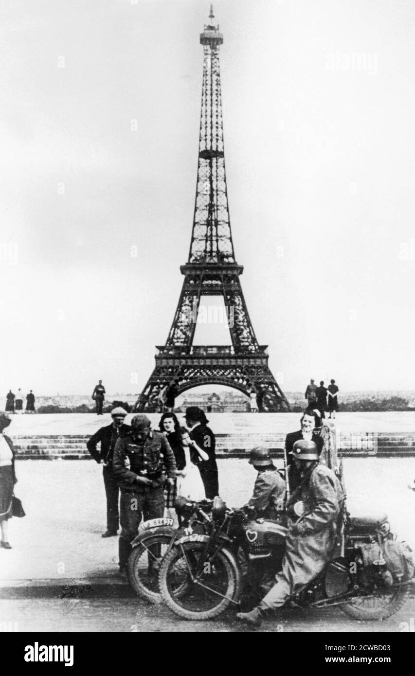 Deutsche Soldaten vor dem Eiffelturm, Paris, 1940. Paris fiel am 14. Juni 1940 an die Deutschen. Der Fotograf ist unbekannt. Stockfoto