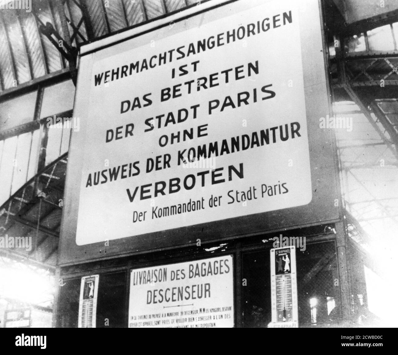 Hinweis in einem Bahnhof im deutsch besetzten Paris, 17. Juli 1940. Sie besagt, dass das Betreten der Stadt ohne Erlaubnis des Kommandanten verboten ist. Der Fotograf ist unbekannt. Stockfoto