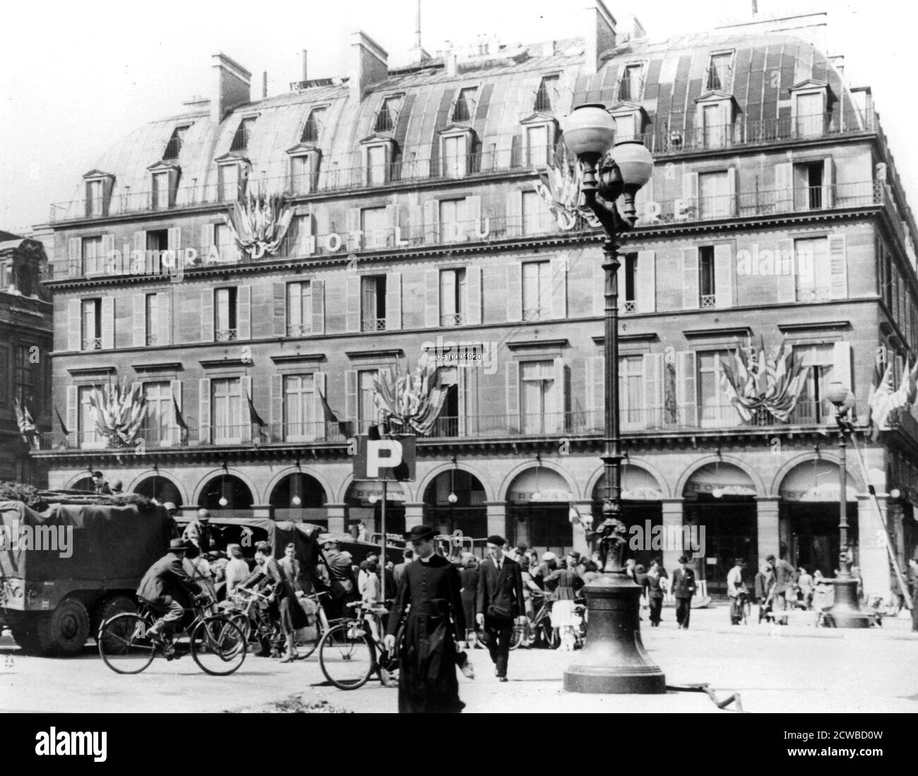General Leclercs französische Truppen im Zentrum von Paris, August 1944. Leclercs 2. Panzerdivision waren die ersten alliierten Truppen, die Paris einmarschierten und die Stadt von der Nazi-Besetzung im August 1944 befreiten. Der Fotograf ist unbekannt. Stockfoto