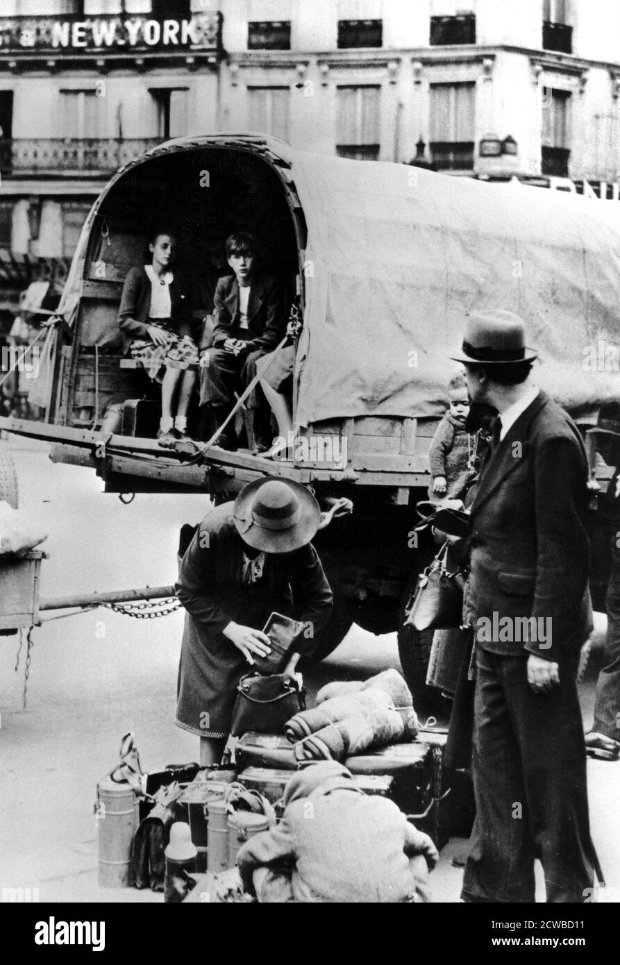 Flüchtlinge kehren nach Hause zurück, Paris, Juli 1940. Menschen, die nach der Niederlage Frankreichs aus den deutschen Invasoren in ihre Heimat zurückgekehrt waren. Der Fotograf ist unbekannt. Stockfoto