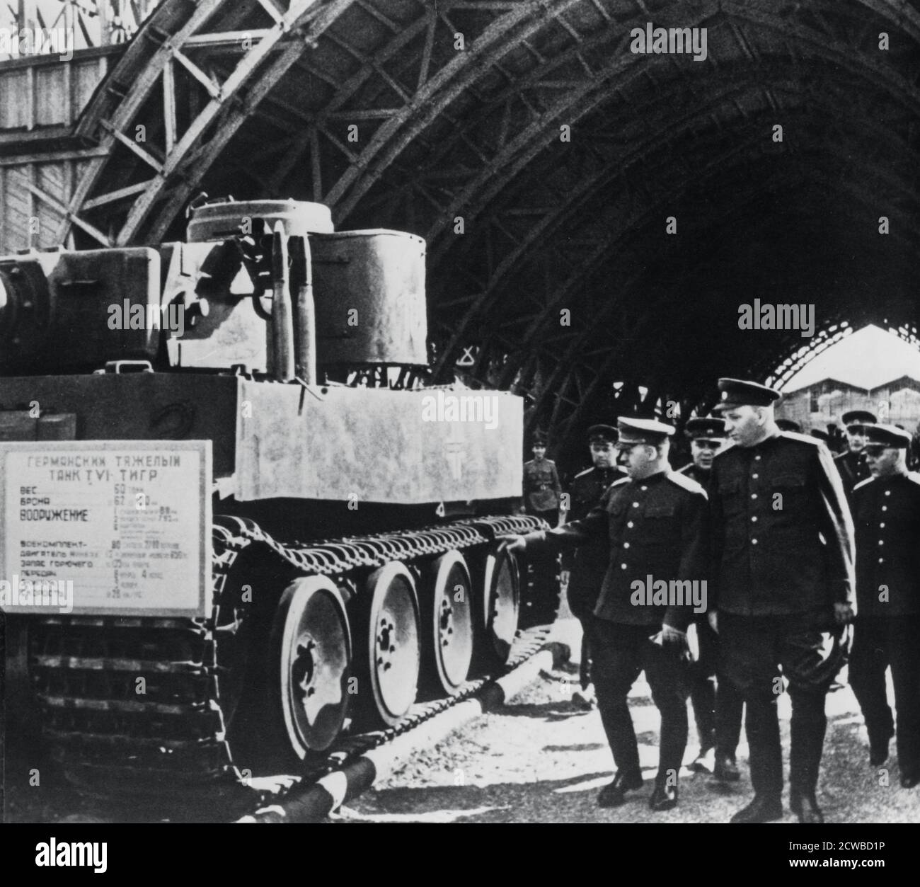 Russische Generäle, die die Exposition der gefangenen deutschen Waffen inspizieren, Russland, 1943. Stellvertretender Befehlshaber der Roten Armee, Marschall Georgi Schukow, mit Kollegen, darunter Marschall Kliment Woroschilow und Marschall Nikolai Woronow. Der Fotograf ist unbekannt. Stockfoto