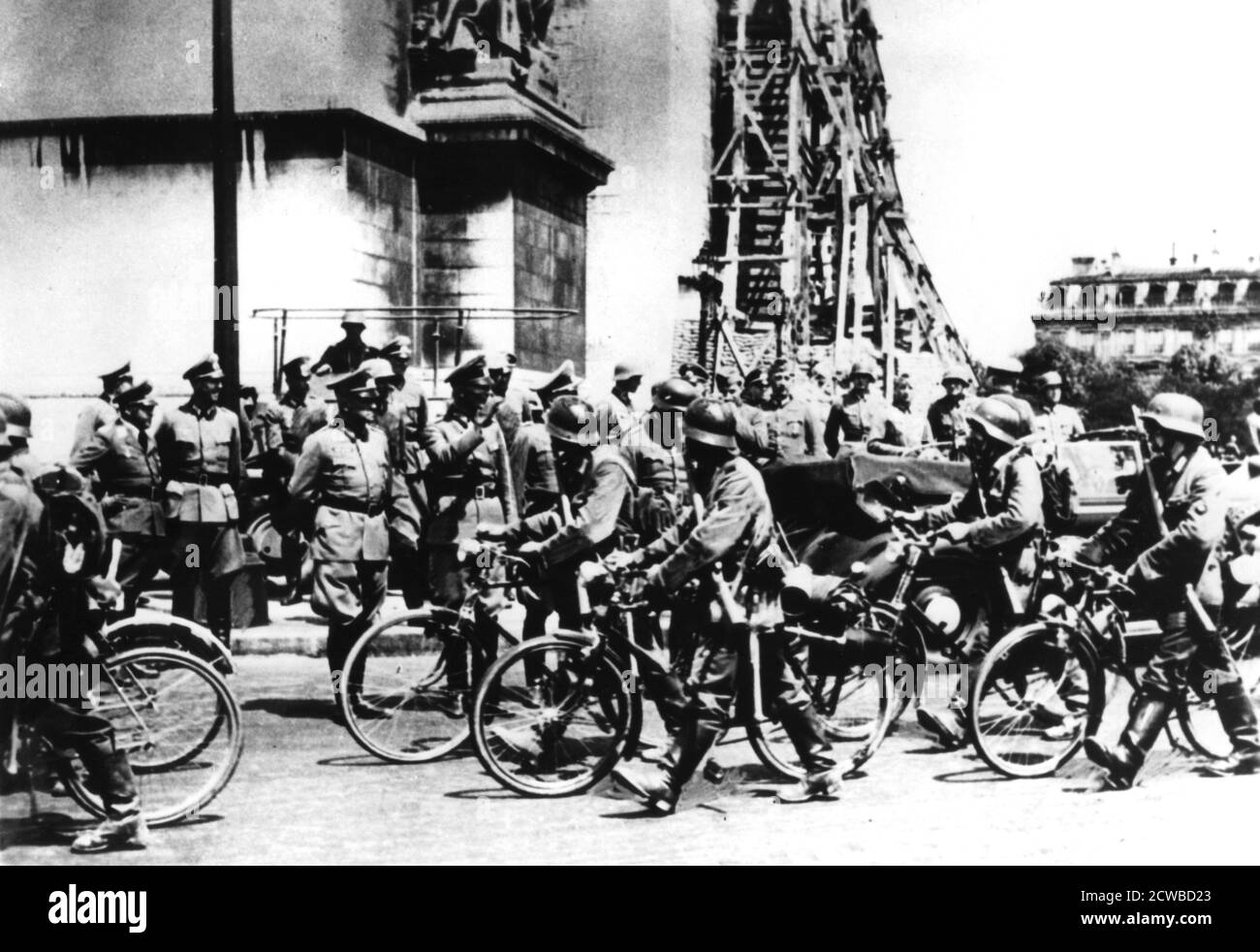Deutsche Soldaten marschieren am Triumphbogen vorbei, Paris, 14. Juni 1940. General Fedor von Bock reviews eine Parade der siegreichen deutschen Truppen am Tag des Pariser Falle. Der Fotograf ist unbekannt. Stockfoto