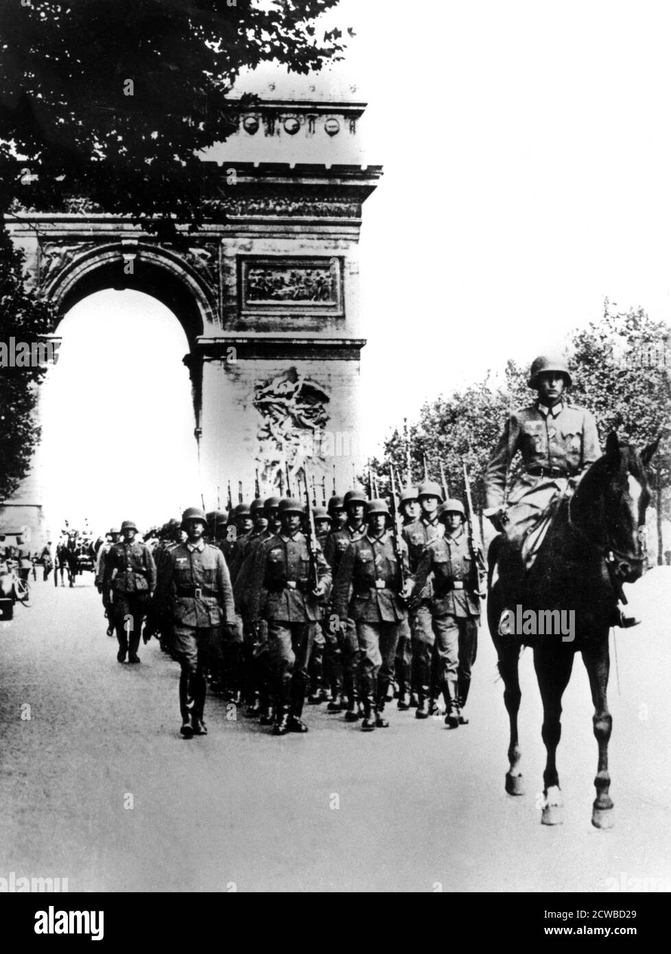 Deutsche Truppen marschieren auf den Champs Elysees, Paris, 14. Juni 1940. Die Parade war an dem Tag, an dem Paris an die Nazi-Invasoren fiel. Der Fotograf ist unbekannt. Stockfoto