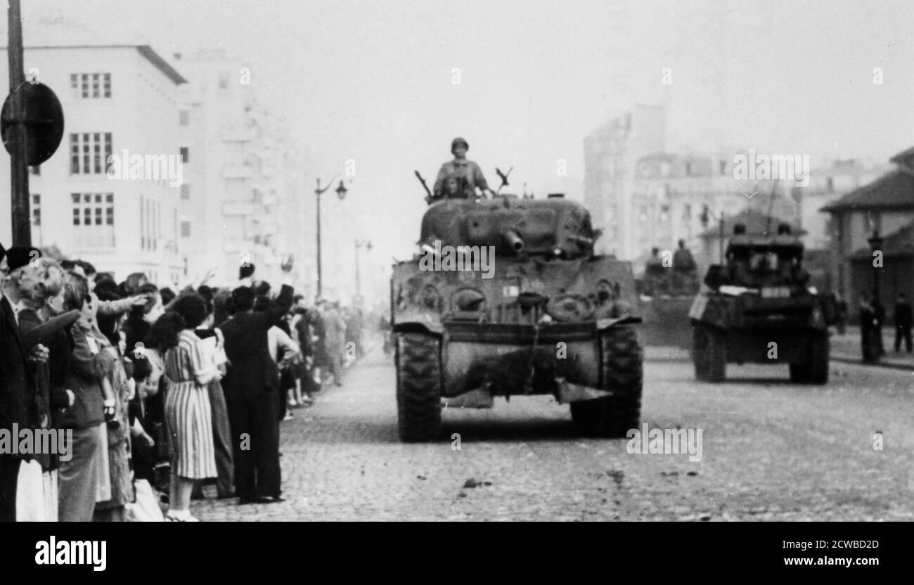 Die Befreiung von Paris, August 1944. General Philippe Leclercs französische 2. Panzerdivision ist die erste alliierte Einheit, die Paris betritt. Die deutschen Verteidiger der Stadt kapitulierten am 25. August den Alliierten. Der Fotograf ist unbekannt. Stockfoto