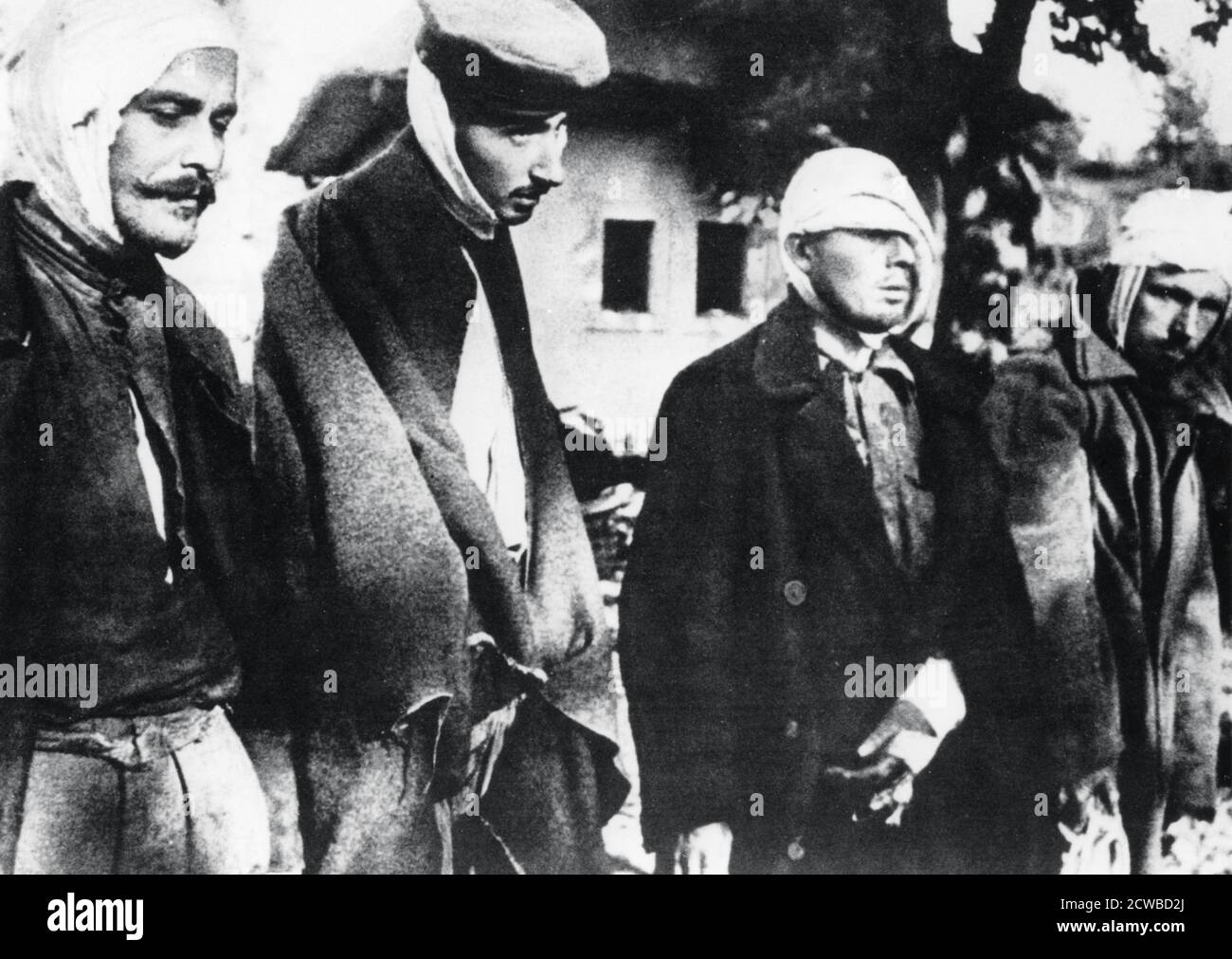 Befreite Gefangene aus dem Konzentrationslager Salaspils, Lettland, befreit von der Roten Armee im Jahr 1944. Schätzungsweise 53,000 Menschen starben in dem von lettischen Kollaborateuren geführten Lager. Der Fotograf ist unbekannt. Stockfoto