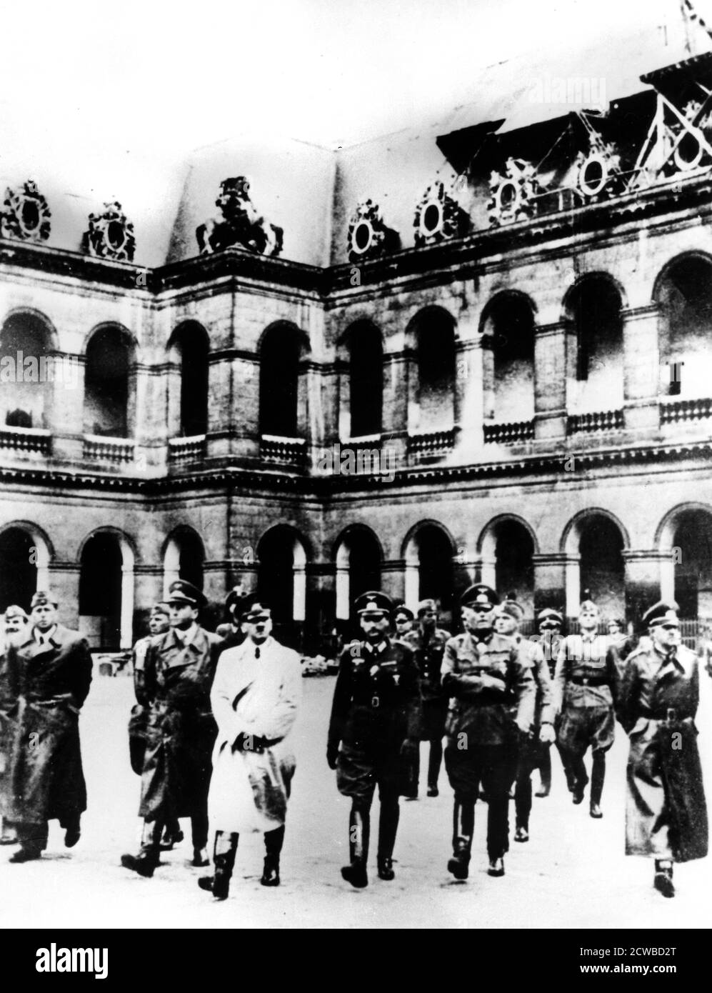 Adolf Hitler besucht die besetzte Stadt Paris, 1940. Begleitet wird er von General Hans Speidel, der im Juli 1944 an dem Attentat auf Hitler beteiligt war. Speidel überlebte die Repressalien nach dem Komplott und wurde nach dem Krieg ein hochrangiger General in der NATO. Der Fotograf ist unbekannt. Stockfoto