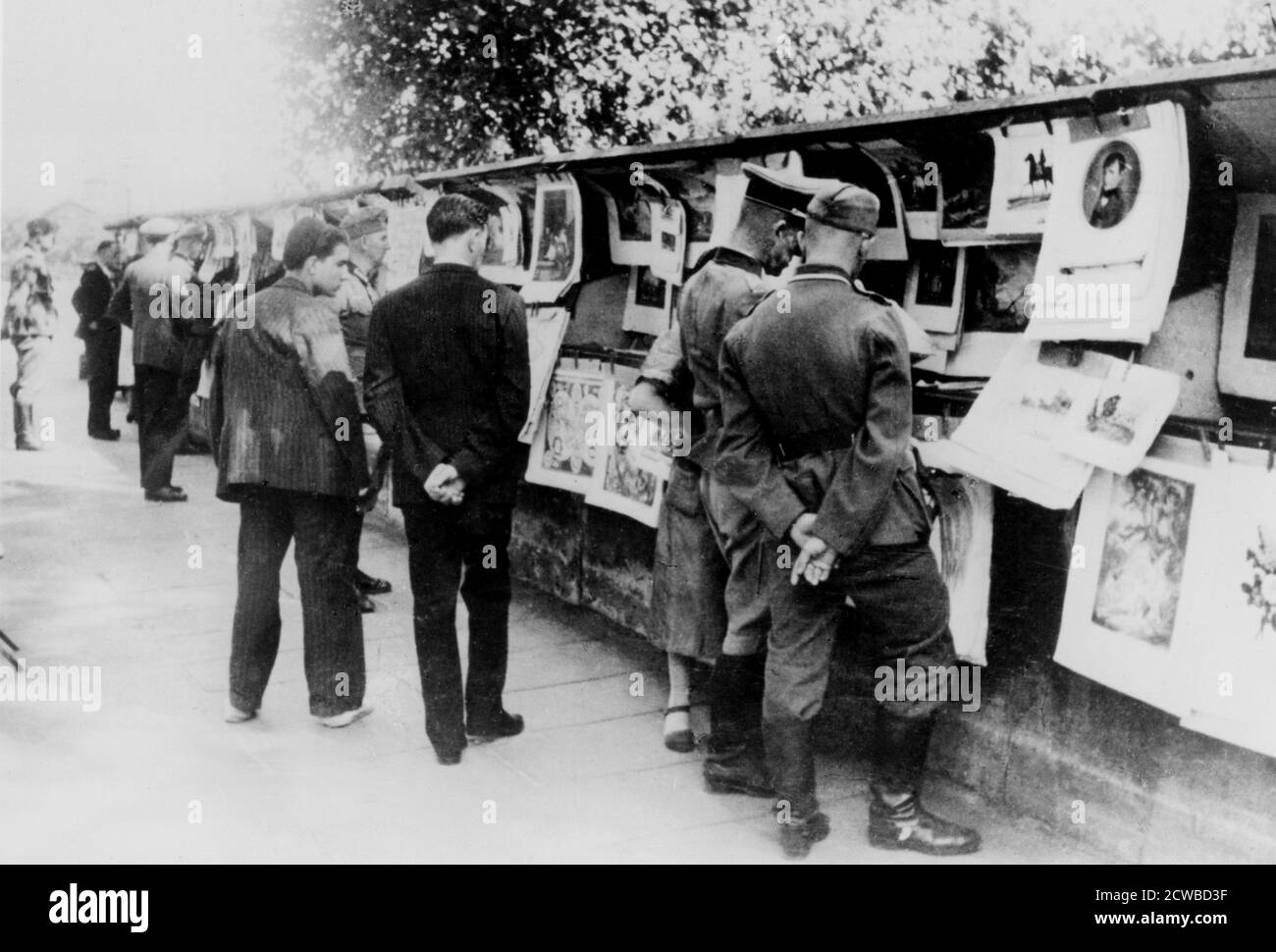 Gebrauchte Buch- und Druckstände am Ufer der seine, im deutsch besetzten Paris, 1940. Der Fotograf ist unbekannt. Stockfoto