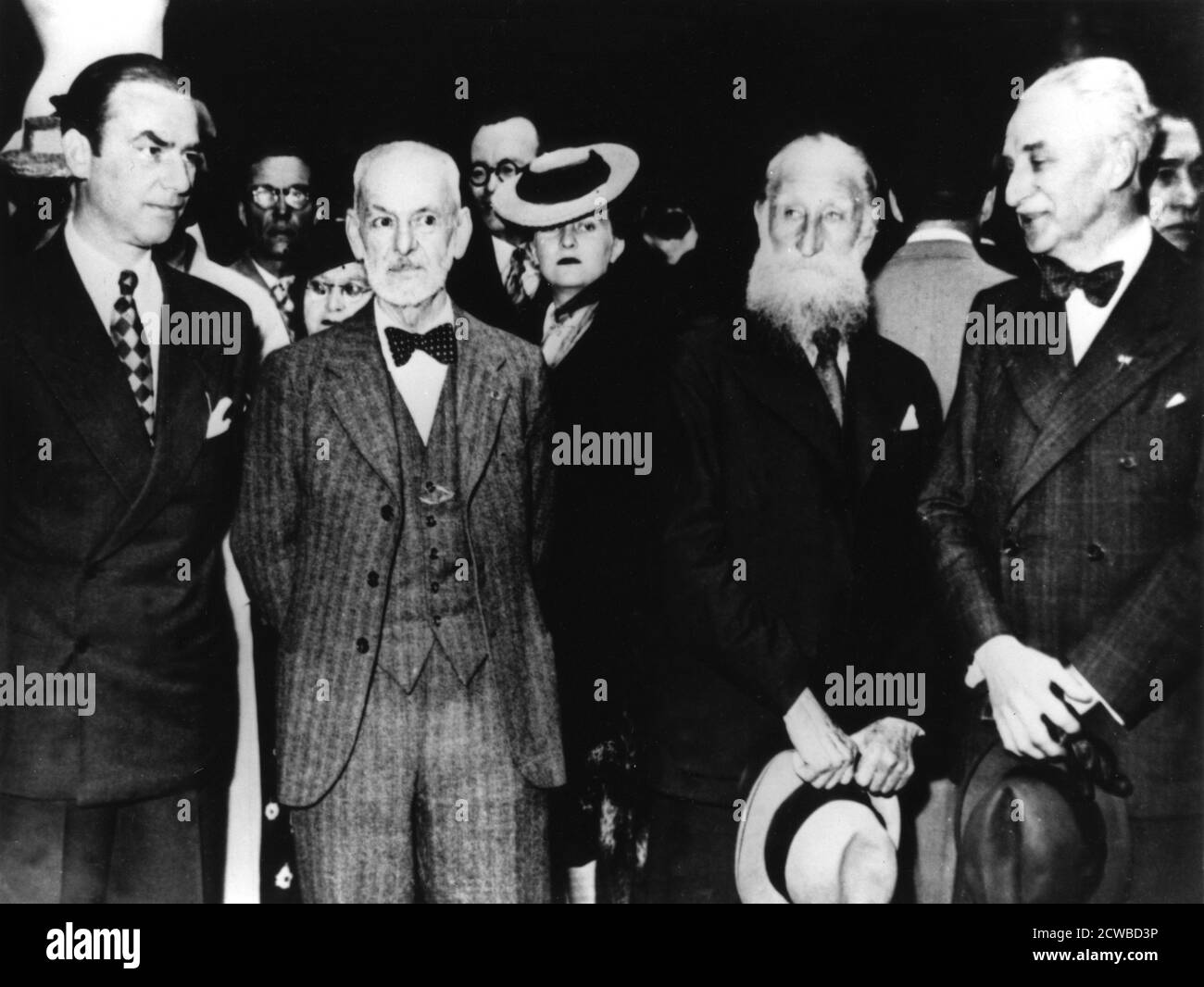 Arno Breker, deutscher Bildhauer, zu einem Besuch in Paris, Mai 1942. Die Arbeit von Breker (links) war beliebt bei mehreren führenden Nazis und Hitler im Besonderen. 1942 stellte er eine Ausstellung seiner Werke im besetzten Paris aus. Der Fotograf ist unbekannt. Stockfoto