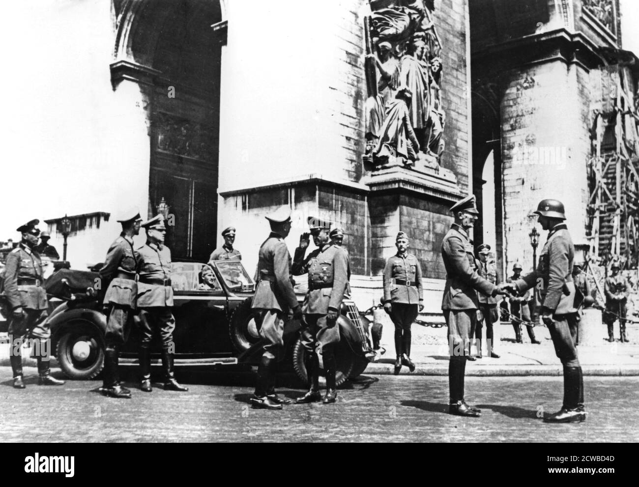 Deutsche Offiziere am Triumphbogen während der Siegesparade, Paris, Juni 1940. Paris fiel am 14. Juni 1940 an die Deutschen. Der Fotograf ist unbekannt. Stockfoto
