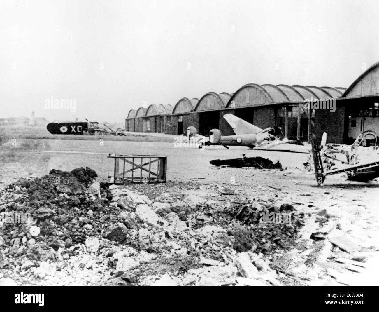Zerstörtes Flugzeug auf dem Flugplatz Le Bourget, deutsch besetzt Paris, Juli 1940. Der Fotograf ist unbekannt. Stockfoto