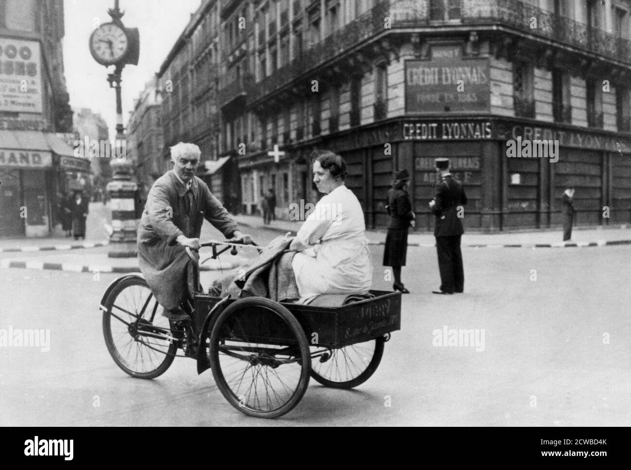 Improvisiertes Fahrradfahrzeug, deutsch-okkupiertes Paris, 1940-1944. Mit Benzinmangel und von den Deutschen beschlagnahmten Privatwagen haben die Fahrradfahrer sie für den Transport ihrer Familien angepasst. Der Fotograf ist unbekannt. Stockfoto
