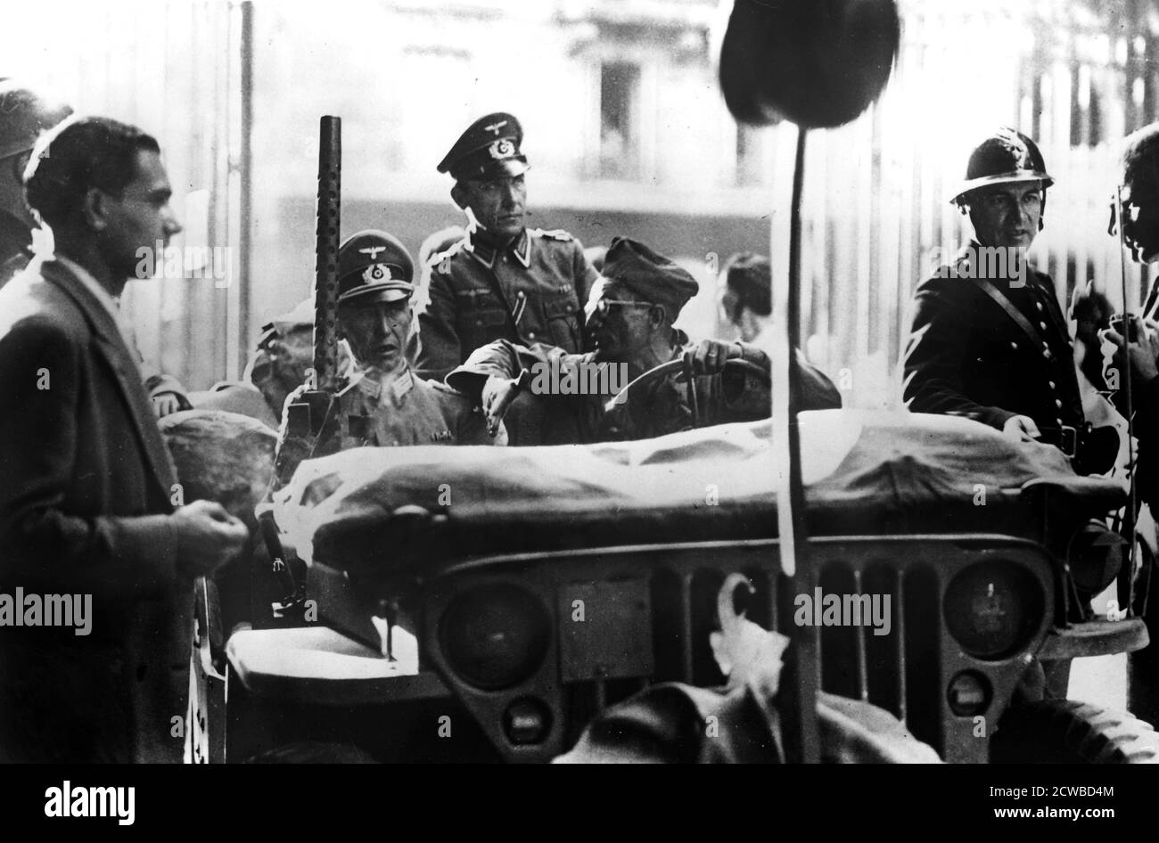 Befreiung von Paris, 25. August 1944. Ein Jeep des französischen 12. Regiments der Cuirassiers (2. Panzerdivision), der zwei deutsche Offiziere zur Aufgabe der Verhandlungen bringt. Hitler hatte angeordnet, dass Paris zerstört werden, bevor es in die Hände der Alliierten fiel, aber der Militärgouverneur der Stadt, General Dietrich von Choltitz, lehnte die Durchführung des Auftrages ab und übergab sich den Franzosen am 25. August. Der Fotograf ist unbekannt. Stockfoto