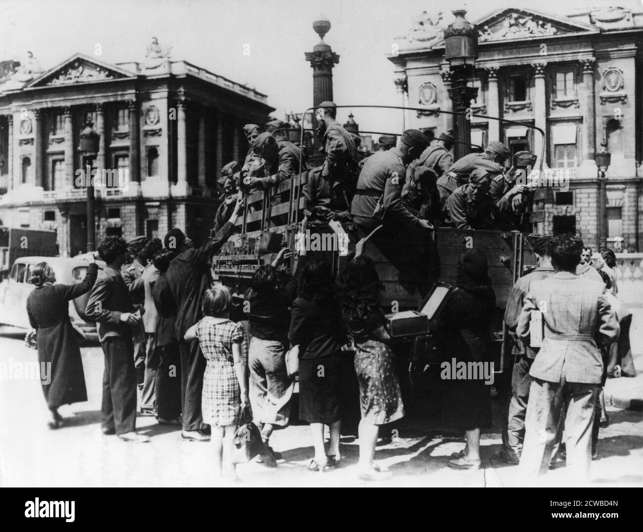 Französische Straßenverkäufer, die Souvenirs für einen LKW deutscher Soldaten anbieten, Place de l'Opera, Paris, 27. Juli 1940. Der Photoghrapher ist unbekannt. Stockfoto