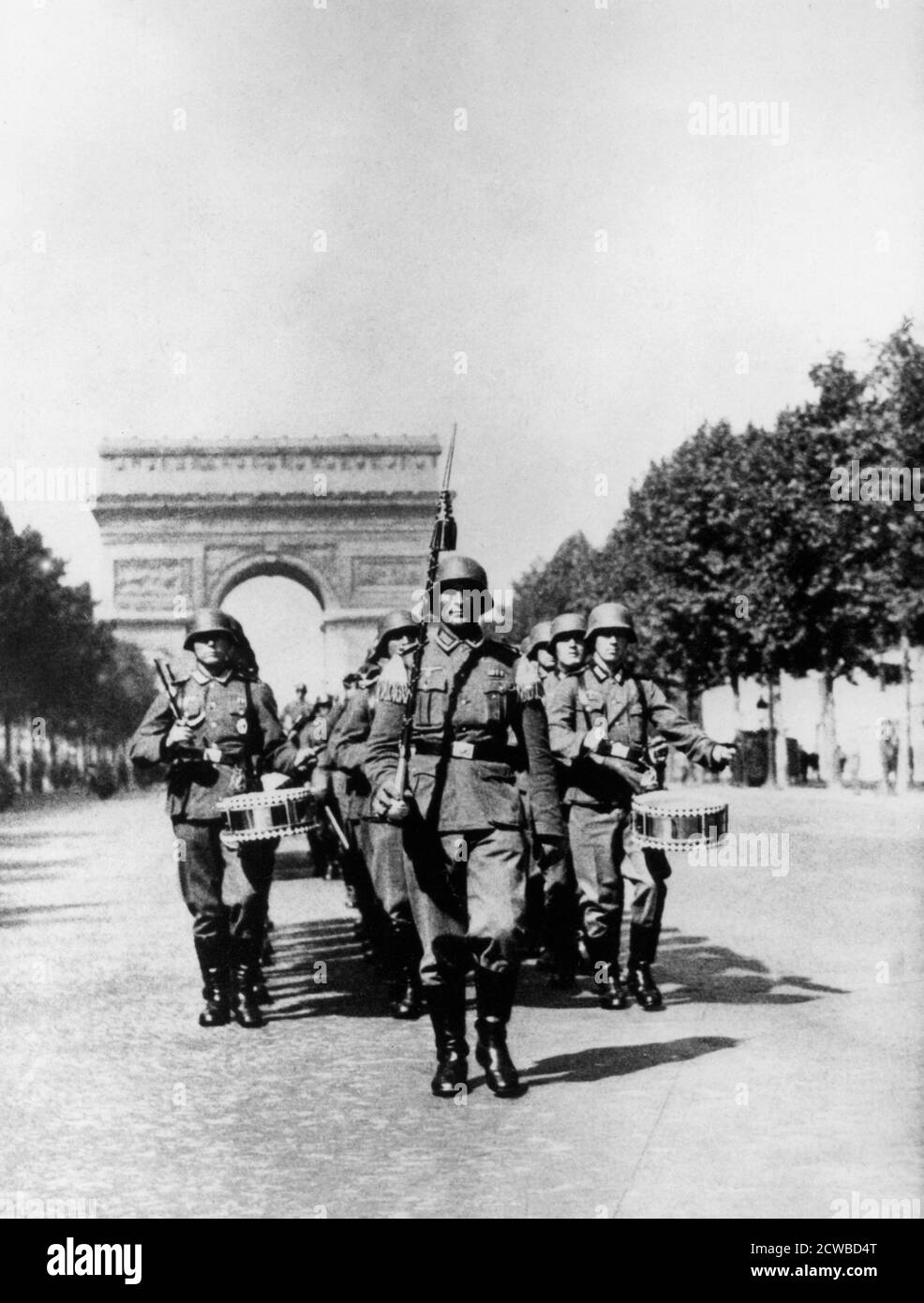 Deutsche Militärparade entlang der Champs Elysees während der Besatzung, Paris, 1940-1944. Der Fotograf ist unbekannt. Stockfoto