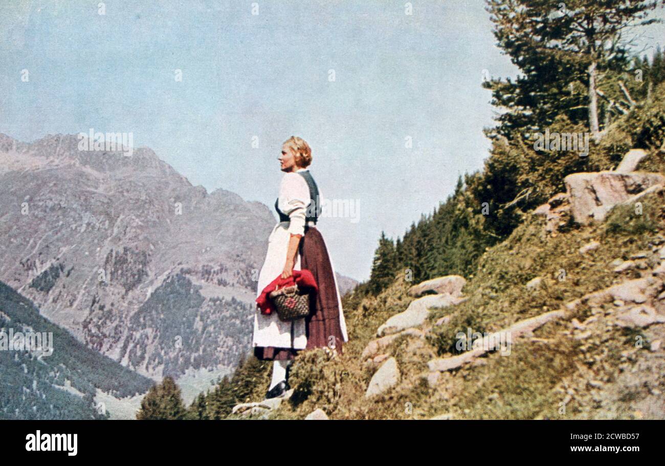 Österreichische Frau in Tiroler Tracht, 1941. Ein Druck von Signal, November 1941. Signal war eine Zeitschrift des Deutschen Dritten Reiches von 1940 bis 1945. Der Künstler ist unbekannt. Stockfoto