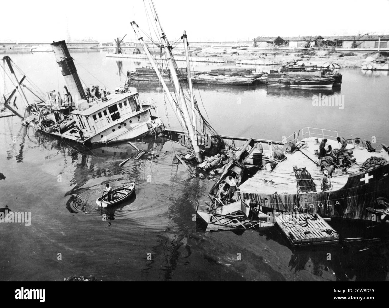 Versenktes Schiff im Hafen von Marseille, Frankreich, c1945-1949. Als sich die Deutschen 1944 zurückzogen, zerstörten sie den Hafen, blockierten den Hafen mit 192 zerstörten Schiffen und ließen nur 12 der 300 Kraniche nutzbar. Marshall Plan Aid wurde für den Wiederaufbau des Hafens verwendet. Der Fotograf ist unbekannt. Stockfoto