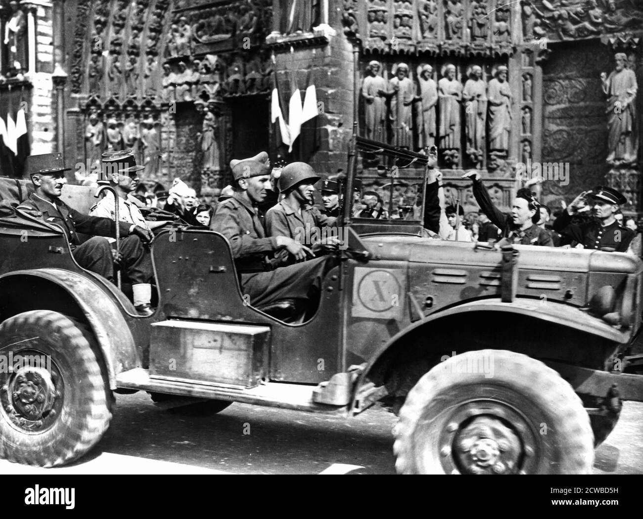 Französischer General Philippe Leclerc vor Notre Dame, Befreiung von Paris, August 1944. Leclerc war Kommandant der 2. Panzerdivision, der ersten alliierten Einheit, die die Stadt betreten hat. Der Fotograf ist unbekannt. Stockfoto