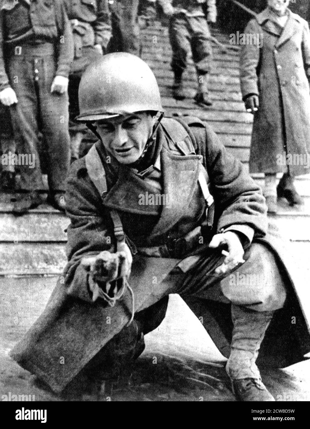 Befreiung Frankreichs, 1944. Ein Soldat der französischen 2. Panzerdivision von General Leclerc genießt den Moment, als er sich in der Normandie auf französischem Boden aufmacht. Der Fotograf ist unbekannt. Stockfoto