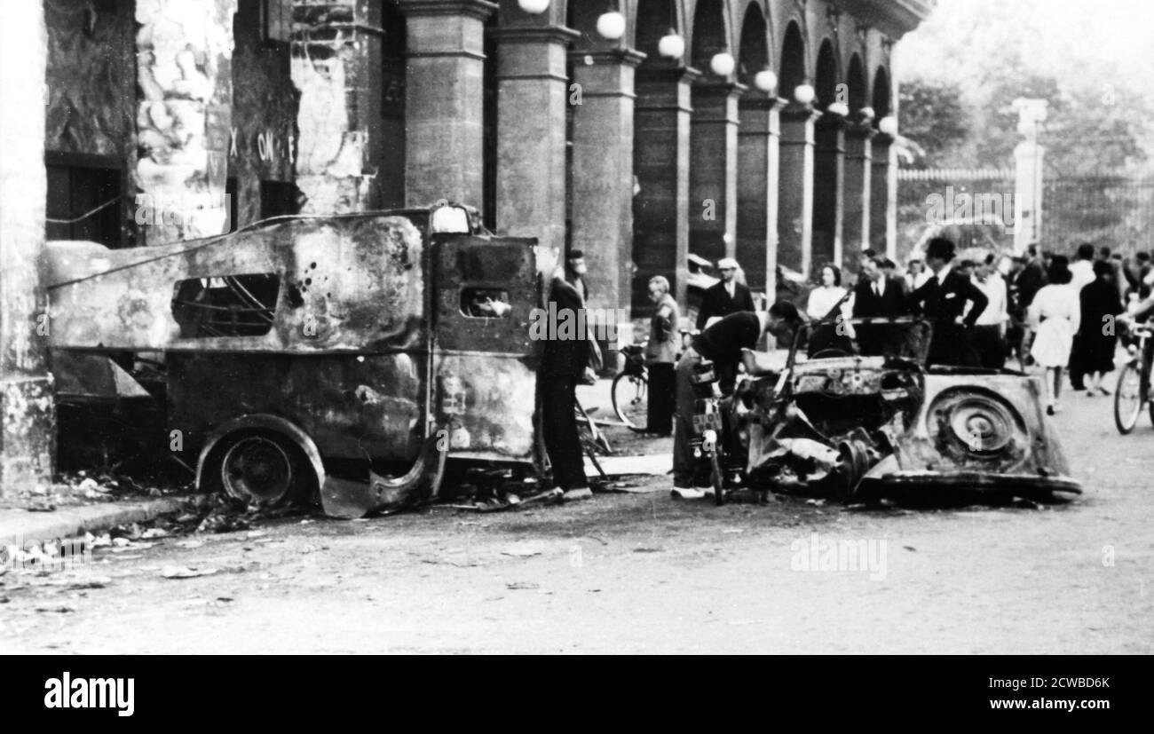 Ausgebrannte Fahrzeuge in der Rue de Castiglione, Befreiung von Paris, 25. August 1944. Die Bürger von Paris inszenierten einen Aufstand gegen die Besatzungsdeutschen, als die Alliierten sich der Stadt näherten. Die Kämpfe endeten, als sich die Deutschen am 25. August der französischen 2. Panzerdivision ergaben. Der Fotograf ist unbekannt. Stockfoto