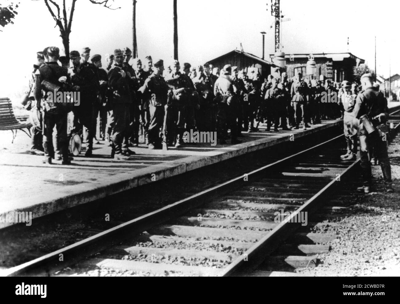 Deutsche Soldaten auf einem Bahnsteig warten auf Transport, Paris, August 1940. Der Fotograf ist unbekannt. Stockfoto