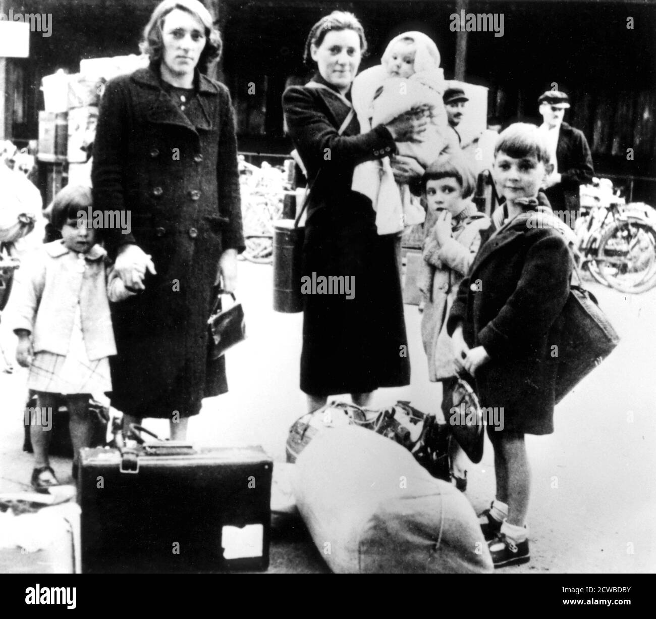 Flüchtlinge mit ihren Habseligkeiten, deutsch-besetzte Paris, Juli 1940. Der Fotograf ist unbekannt. Stockfoto