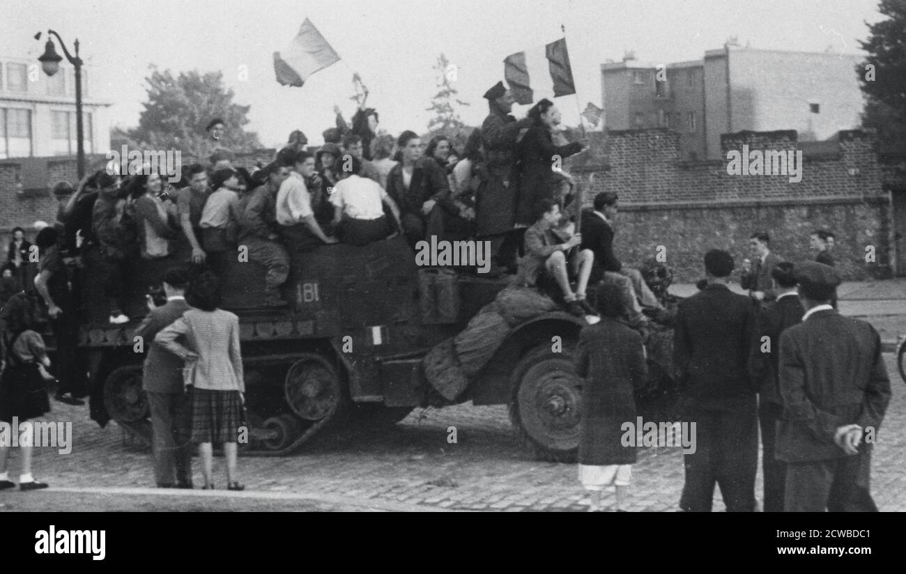 Befreiung von Paris, August 1944. Begeisterte Pariser fahren auf einem Lastwagen der französischen 2. Panzerdivision von General Leclerc, der ersten alliierten Einheit, die nach Paris einfährt. Die Besatzungsdeutschen gaben am 25. August auf. Der Fotograf ist unbekannt. Stockfoto