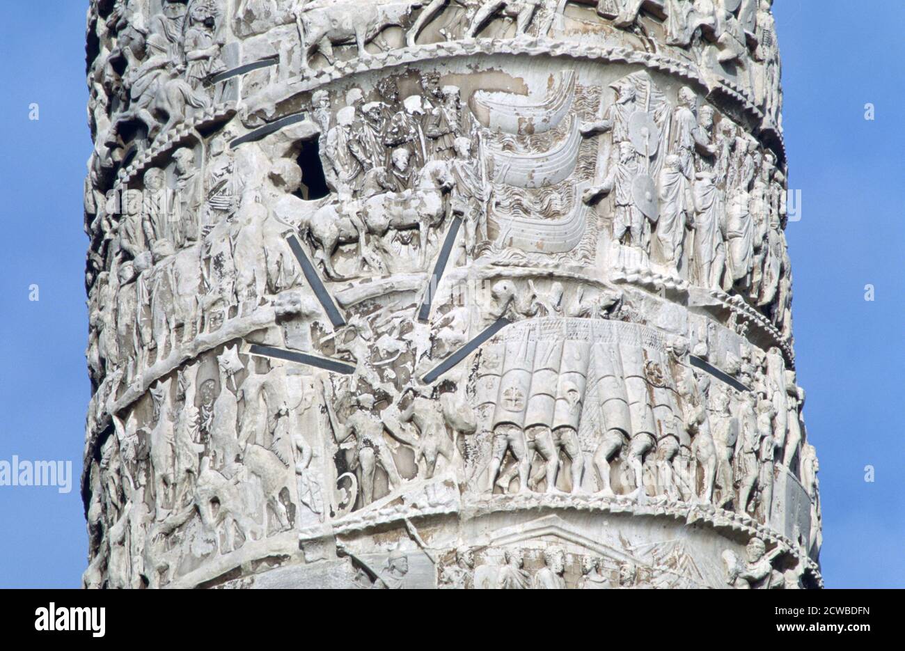 Säule des Marcus Aurelius, (Detail), Piazza Colonna, Rom. Die Säule des Marcus Aurelius (lateinisch: Columna Centenaria Divorum Marci et Faustinae) ist eine dorische Säule mit spiralförmigem Relief, die zu Ehren des römischen Kaisers Marcus Aurelius errichtet wurde und der Trajanssäule nachempfunden ist. Der Künstler ist unbekannt. Stockfoto