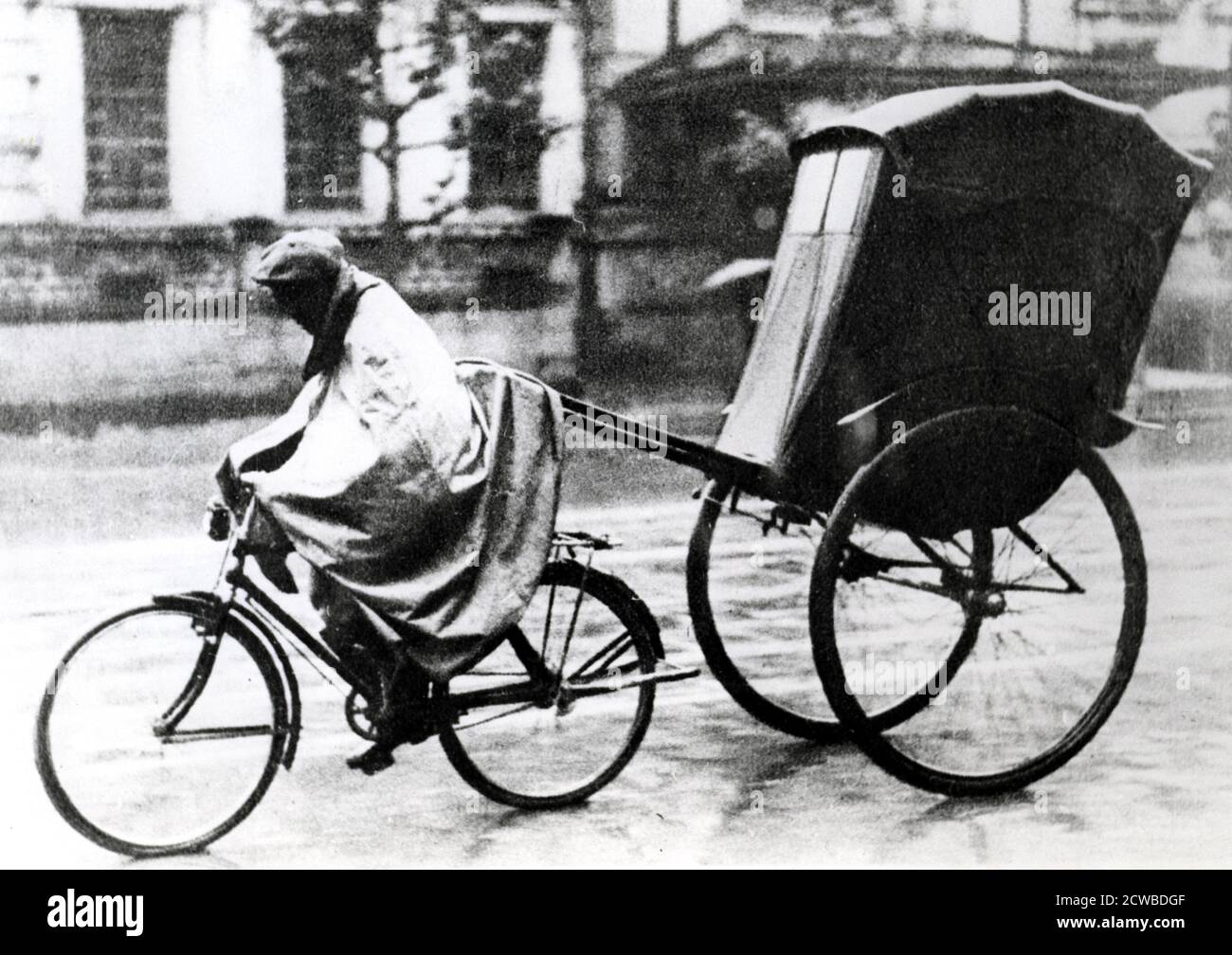 Fahrradtaxi, deutsch besetzte Paris, 1940-1944. Benzin war während der Besatzung knapp und was vorhanden war, ging an die Deutschen. So war das Fahrradtaxi, oder Taxi-velo, ein üblicher Anblick auf den Straßen von Paris. Der Fotograf ist unbekannt. Stockfoto