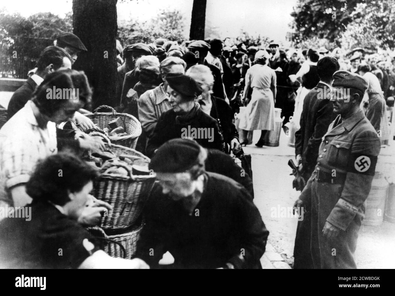 Nach der deutschen Eroberung der Stadt 1940 kehrte die Nahrungsmittelhilfe für Flüchtlinge nach Paris zurück. 1.6 Millionen Menschen, die vor der Ankunft der Nazis aus Paris geflohen waren, kehrten nach der Kapitulation Frankreichs in die Hauptstadt zurück. Der Fotograf ist unbekannt. Stockfoto