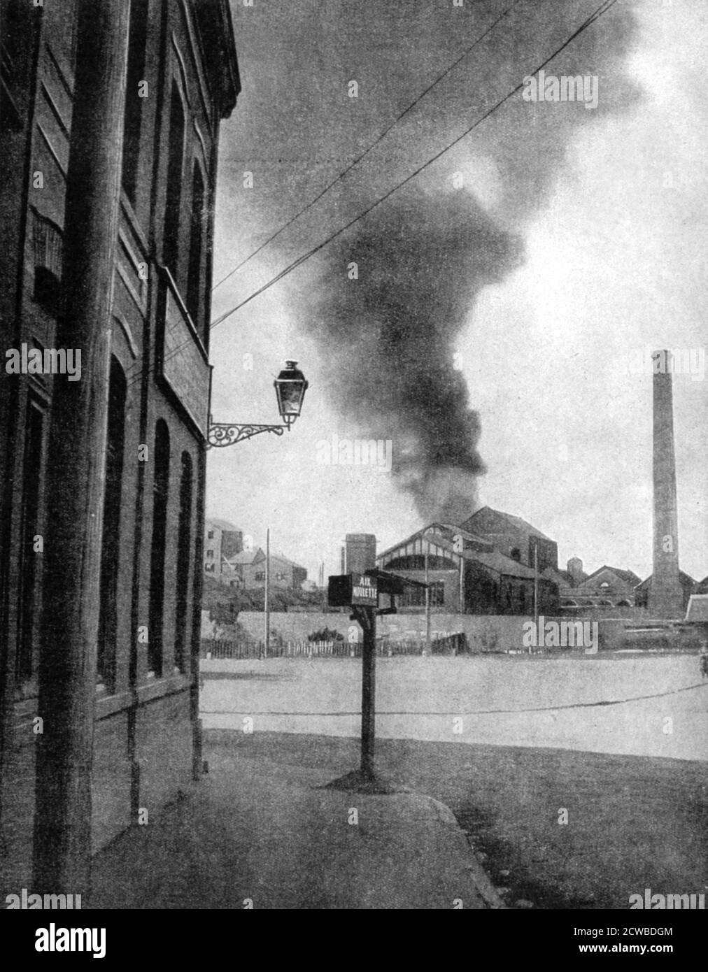 Bombardierung einer Mine durch die Deutschen, Pas-de-Calais, Frankreich, 1915. Ein Druck aus Le Pays de France, 5. August 1915. Der Fotograf ist unbekannt. Stockfoto