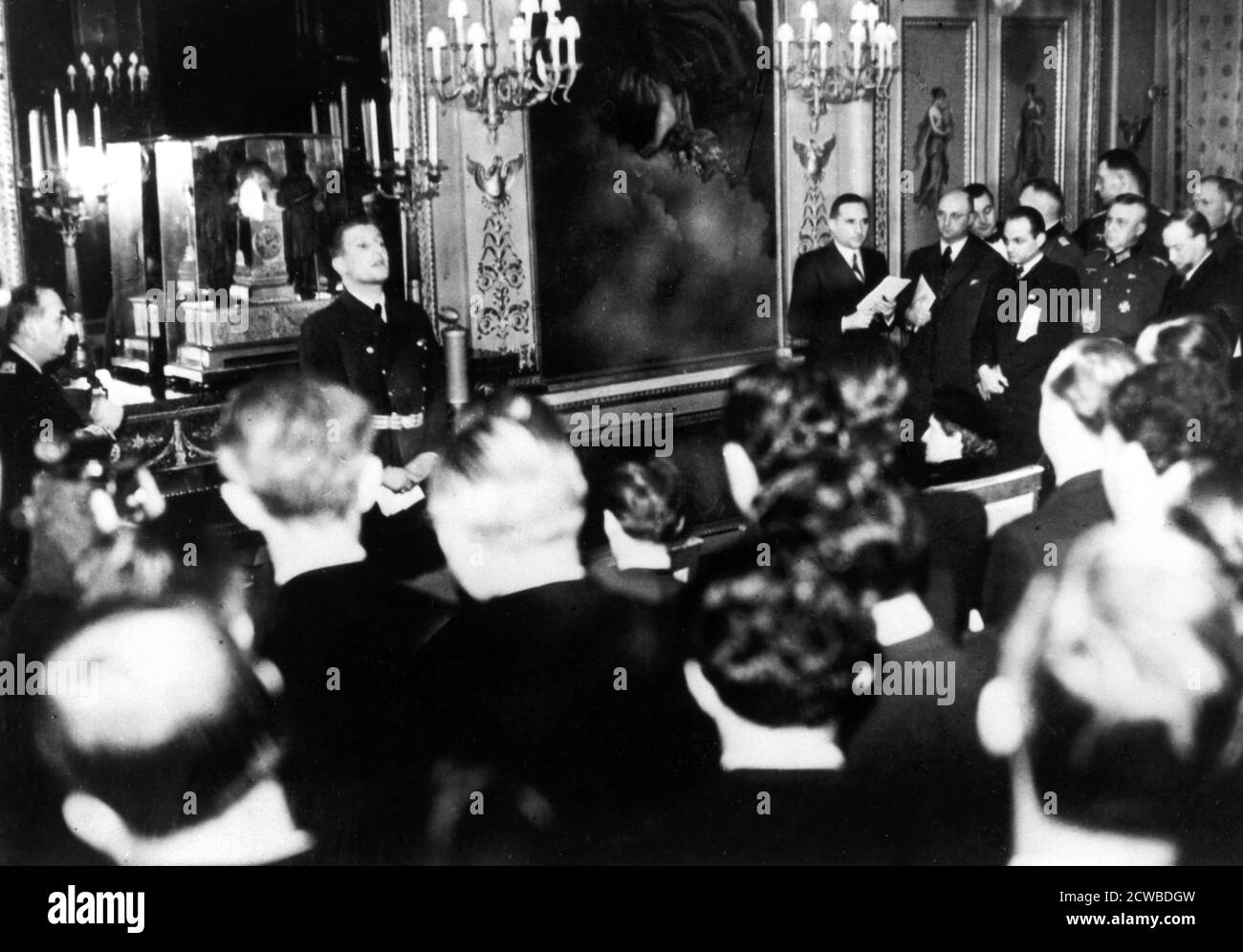 Otto Abetz, deutscher Botschafter in Frankreich, hält eine Pressekonferenz ab, Paris, 15. Dezember 1940. Er spricht über die Überführung des Leichnades Kaiser Napoleons II. Von Wien nach Paris, ein Geschenk Hitlers an das Vichy-Regime. Ganz links auf dem Foto ist Fernand de Brinon, ein führender französischer Kollaborateur während der Nazi-Besatzung, der von den Franzosen nach der Befreiung als Kriegsverbrecher verurteilt und 1947 hingerichtet wurde. Der Fotograf ist unbekannt. Stockfoto