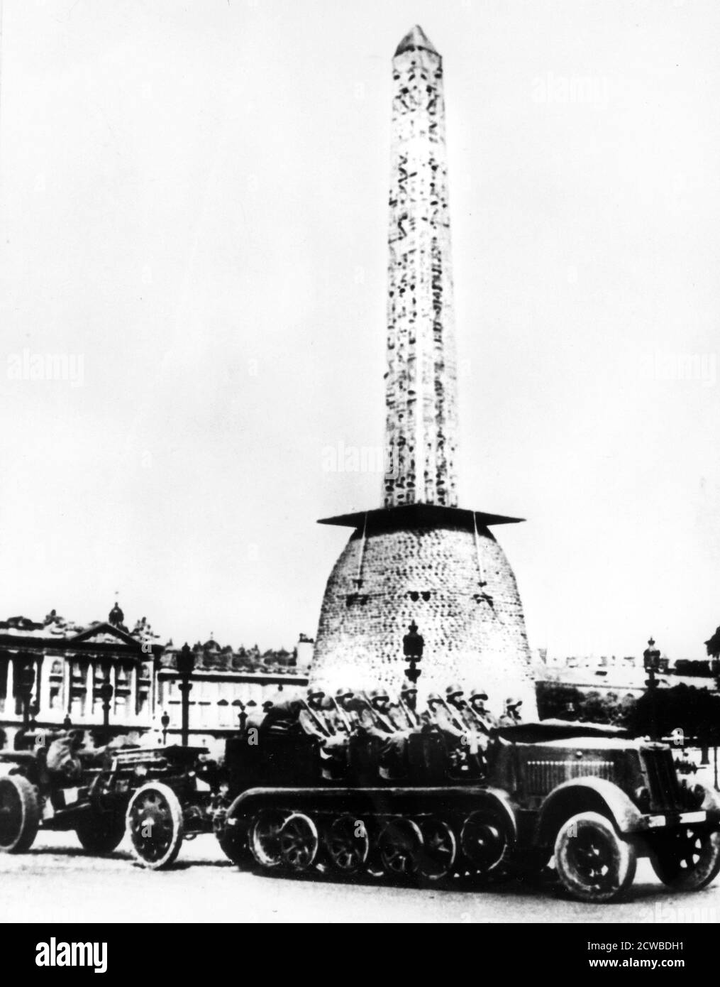 Deutsche Artillerie fährt durch den Place de la Concorde, Paris, 1940. Paris fiel am 14. Juni 1940 an die eindringende deutsche Armee. Sandsäcke, die um die Basis des ägyptischen Obelisken gestapelt sind, schützen ihn vor Explosionen. Der Fotograf ist unbekannt. Stockfoto
