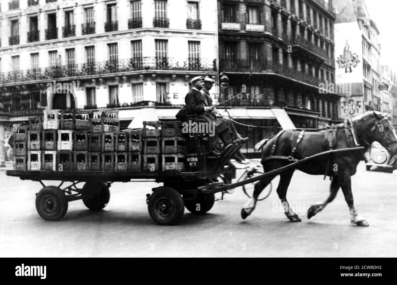 Pferdewagen mit Getränkekisten, deutsch besetzt Paris, Juli 1940. Unter der deutschen Besatzung war Benzin nicht erhältlich. Nur Polizeiautos und bestimmte Fahrzeuge, die Lebensmittel transportieren, durften reisen. Pferdefahrzeuge und Fahrräder wurden zu den gängigsten Verkehrsträgern. Der Fotograf ist unbekannt. Stockfoto