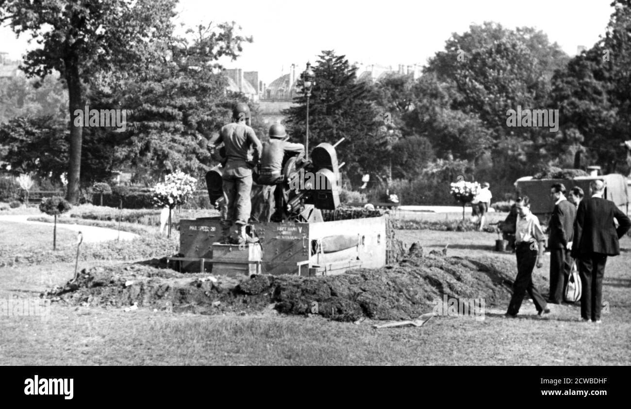 Luftabwehrgewehrposition im Garten der Tuilerien, Befreiung von Paris, August 1944. Nach vier Jahren unter Nazi-Besatzung wurde Paris am 25. August 1944 von der französischen 2. Panzerdivision befreit. Der Fotograf ist unbekannt. Stockfoto