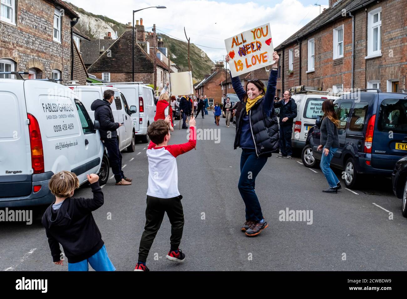 Einheimische tanzen auf der Straße zum Beatles Song ‘All You Need is Love“ während der Corona Virus Pandemie, Lewes, East Sussex, Großbritannien Stockfoto