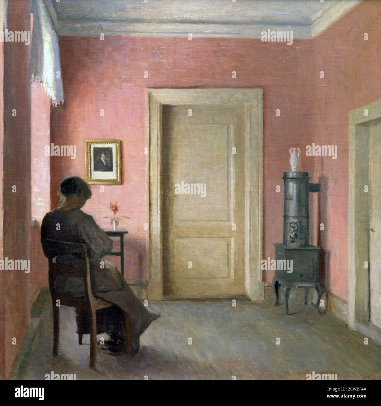 Frau, die in einem Innenraum sitzt', 1915. Künstler: Peter Vilhelm Ilsted. Peter Ilsted (1861-1933) war ein dänischer Künstler und Grafiker. Er war am meisten mit Gemälden von häuslichen Innenräumen Szenen verbunden. Stockfoto