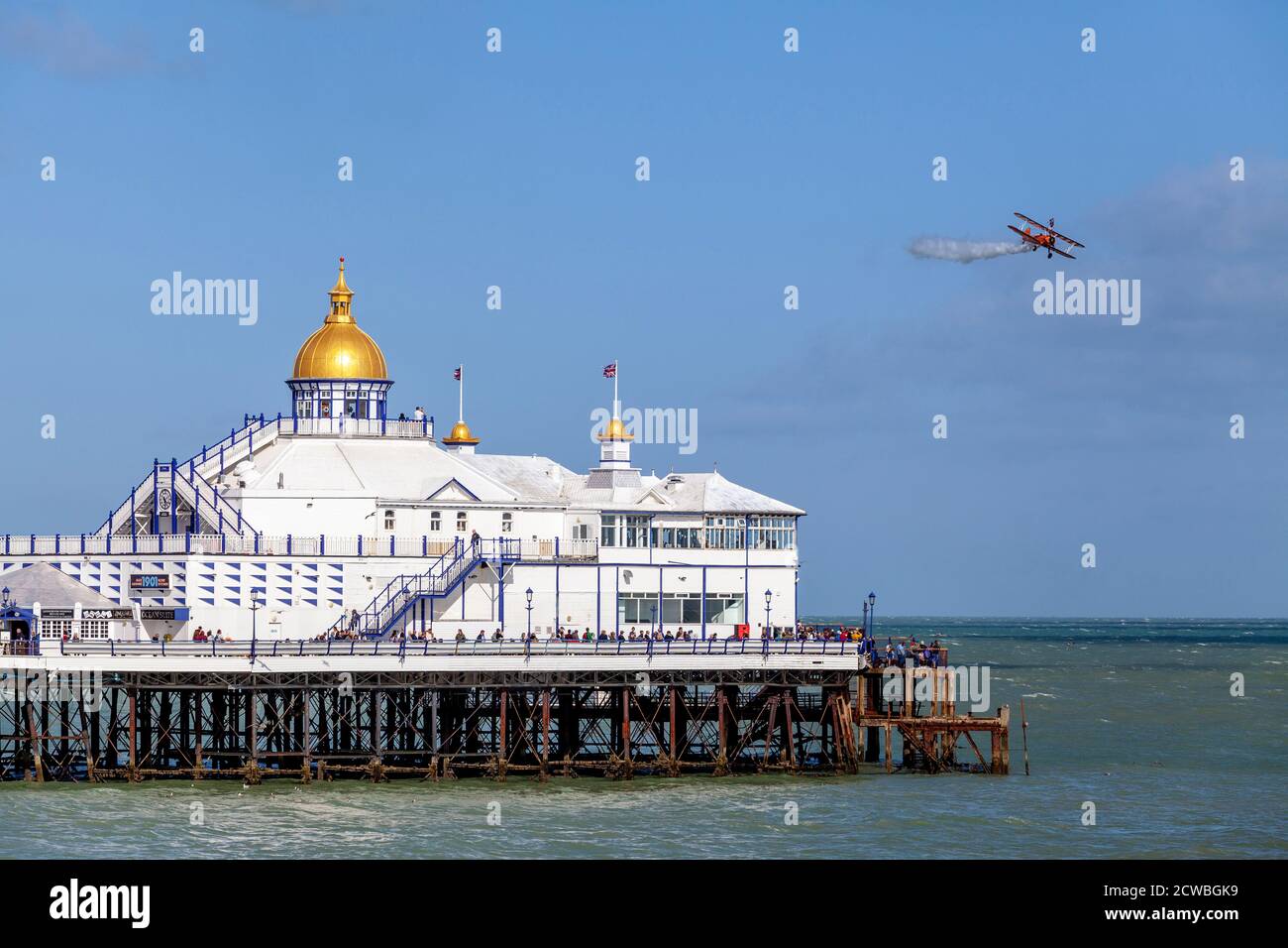 Flugzeuge fliegen über den Pier während der Eastbourne Airshow, Eastbourne, East Sussex, Großbritannien Stockfoto