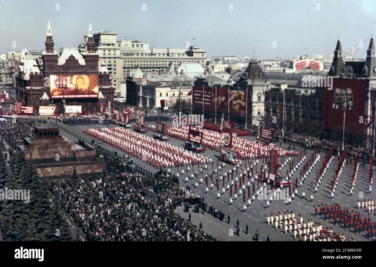 Sportparade, Roter Platz, Moskau, 1972. Ein großer offener Bereich im Zentrum von Moskau, der vom Kreml, Lenins Grab und der Basilius-Kathedrale begrenzt wird. Die wichtigsten sowjetischen Feiertage sind durch aufwendige Umzüge auf dem Platz gekennzeichnet. Stockfoto