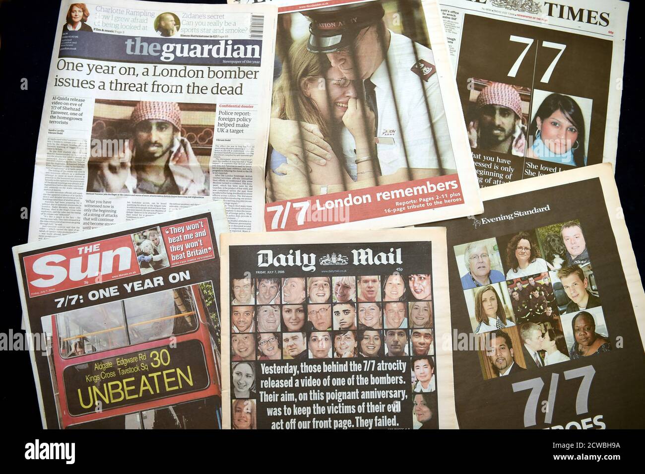 Titelseiten der Zeitung, ein Jahr nach den Bombenanschlägen vom 7. Juli 2005 in London. Eine Reihe von koordinierten islamistischen Terroranschlägen, die häufig als 7/7 bezeichnet werden, zielten in London auf Pendler ab, die während der morgendlichen Hauptverkehrszeit im öffentlichen Nahverkehr unterwegs waren. Abgesehen von den Bombern wurden 52 britische Einwohner von 18 verschiedenen Nationalitäten getötet und mehr als 700 verletzt. Stockfoto