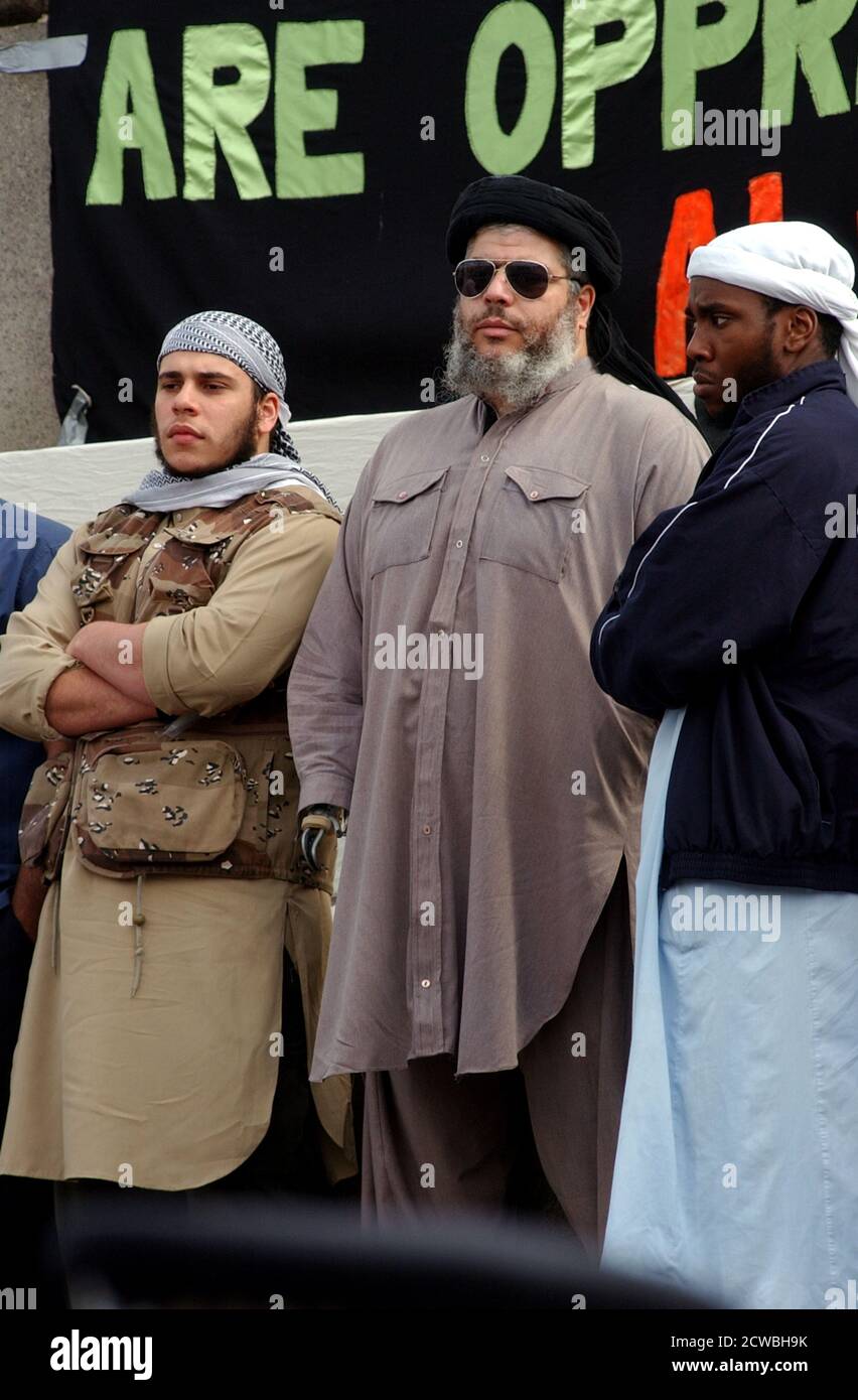 Foto von Abu Hamza. Mustafa Kamel Mustafa (1958-) ein ägyptischer Kleriker, der Imam der Finsbury Park Moschee in London, England war, wo er islamischen Fundamentalismus und militanten Islamismus predigte. Stockfoto