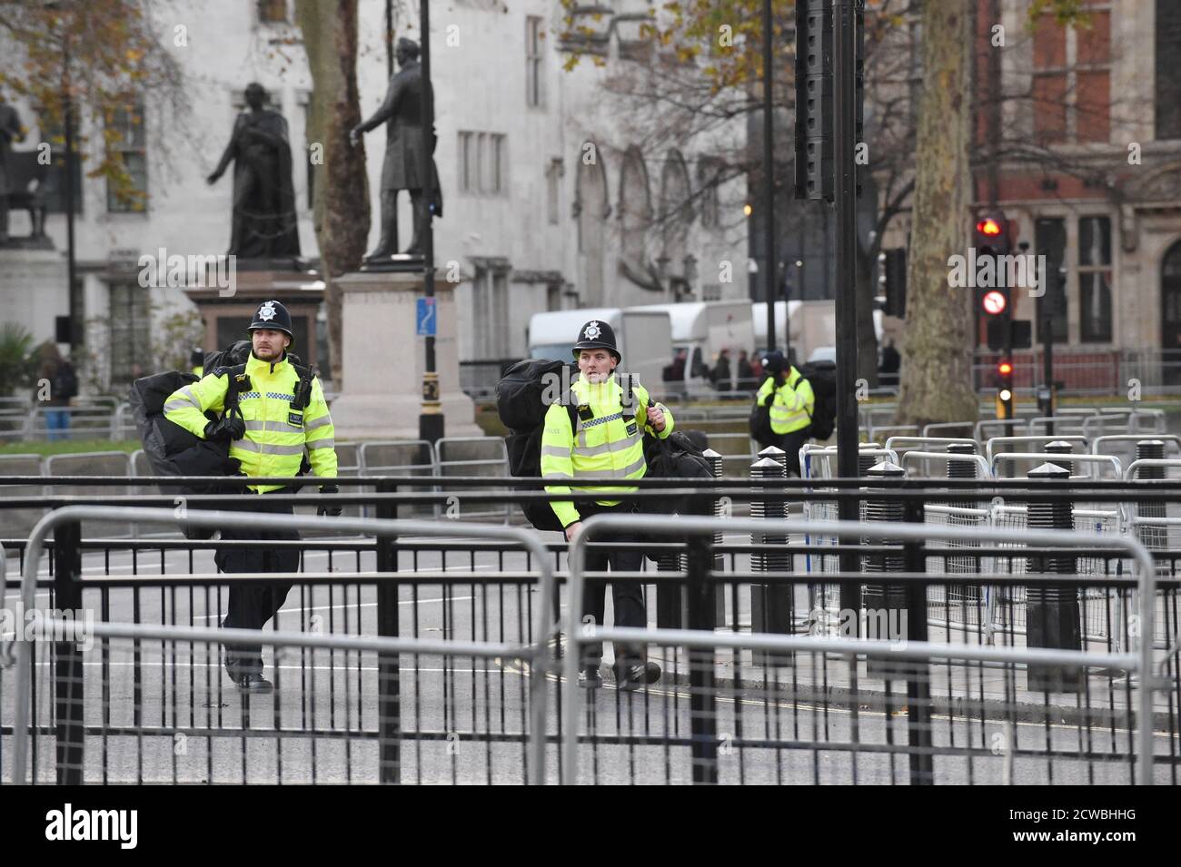 Foto von Polizisten, die Whitehall während des NATO-Gipfels in London, Dezember 2019 bewachten Stockfoto