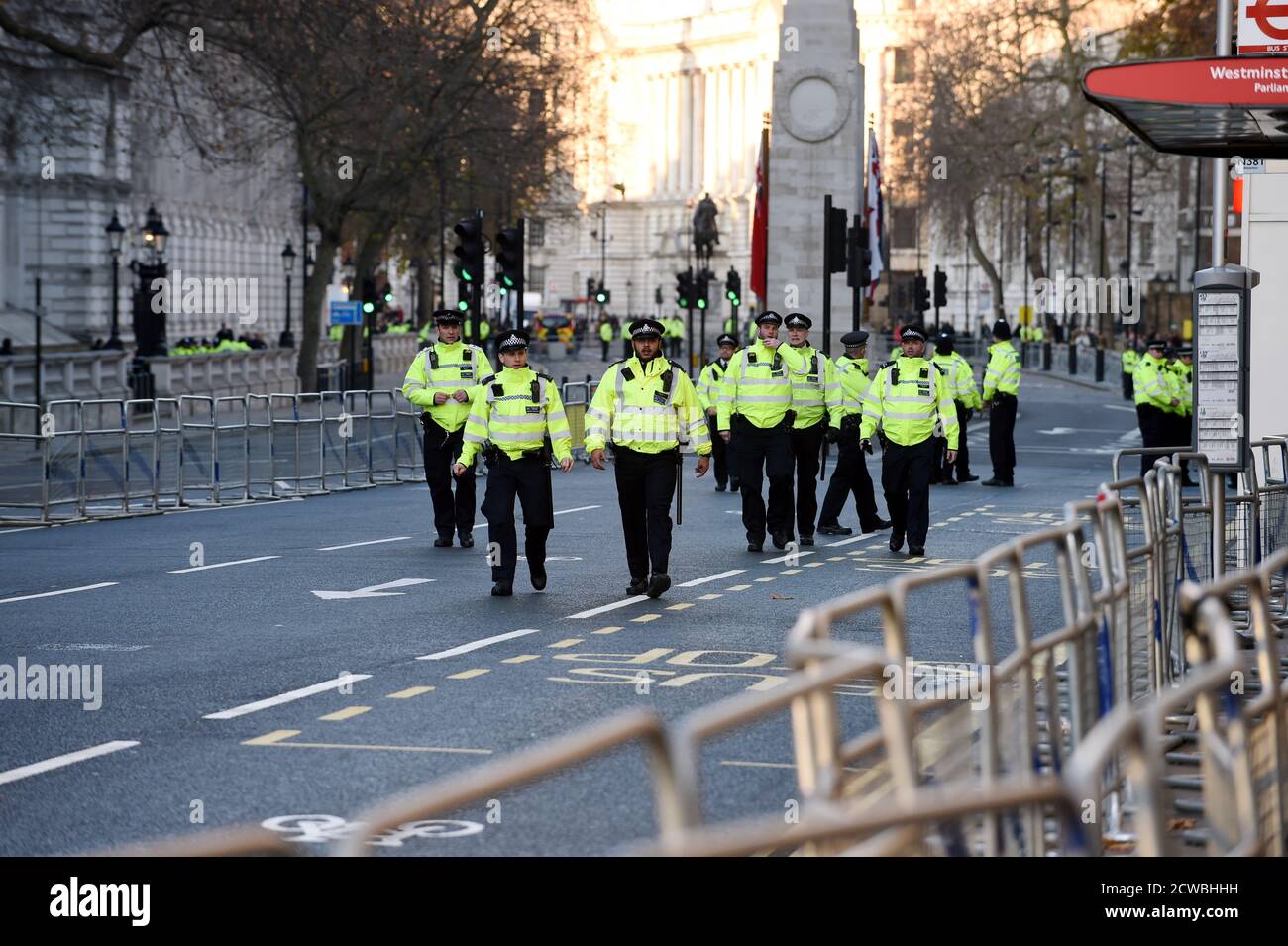 Foto von Polizisten, die Whitehall während des NATO-Gipfels in London, Dezember 2019 bewachten Stockfoto