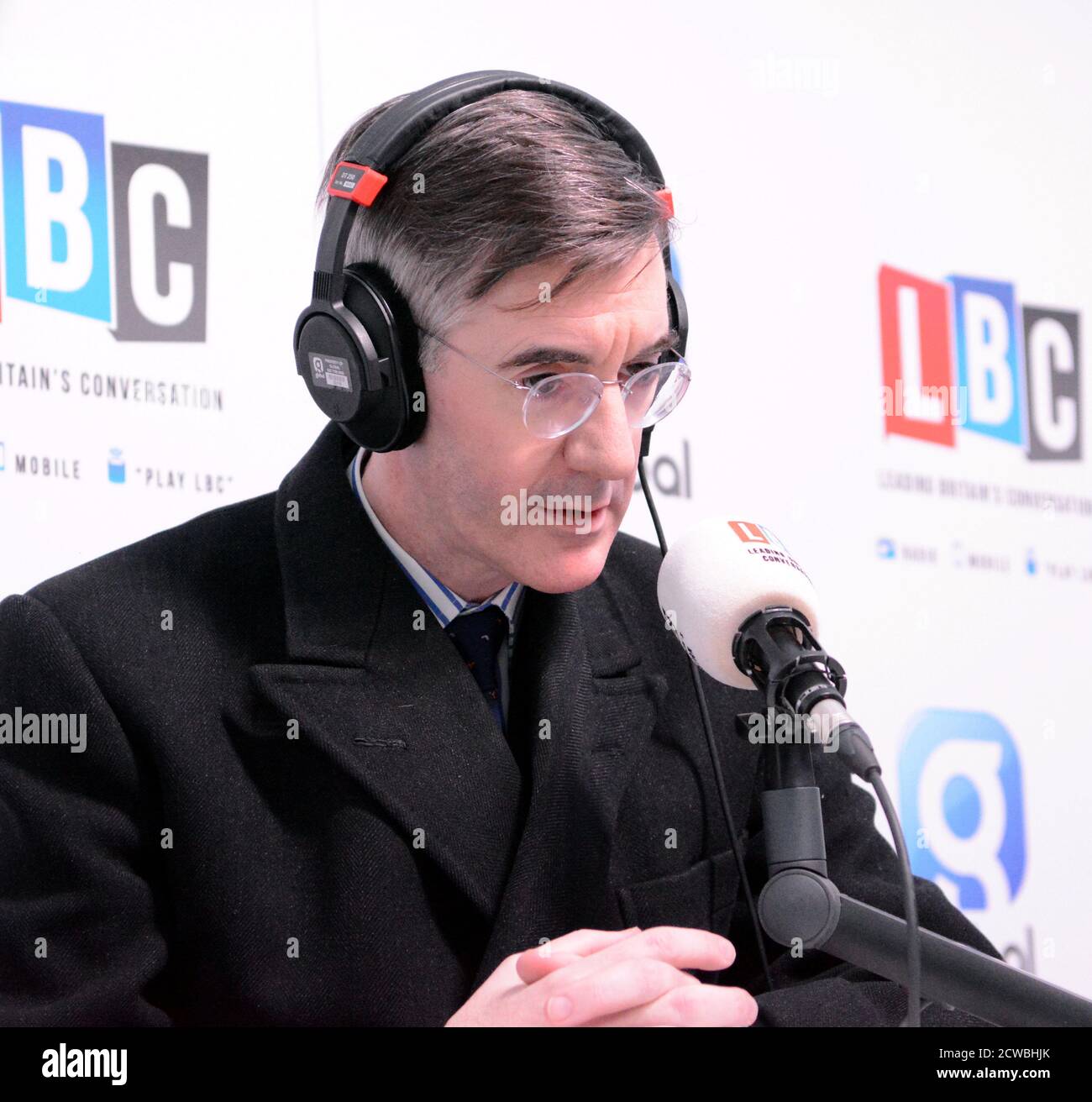 Foto von Jacob Rees-Mogg beim LBC Radio. Jacob William Rees-Mogg (1969-) ein britischer Politiker, der seit 2019 als Vorsitzender des Unterhauses und Lord President of the Council tätig ist und seit 2010 Mitglied des Parlaments für North East Somerset ist Stockfoto